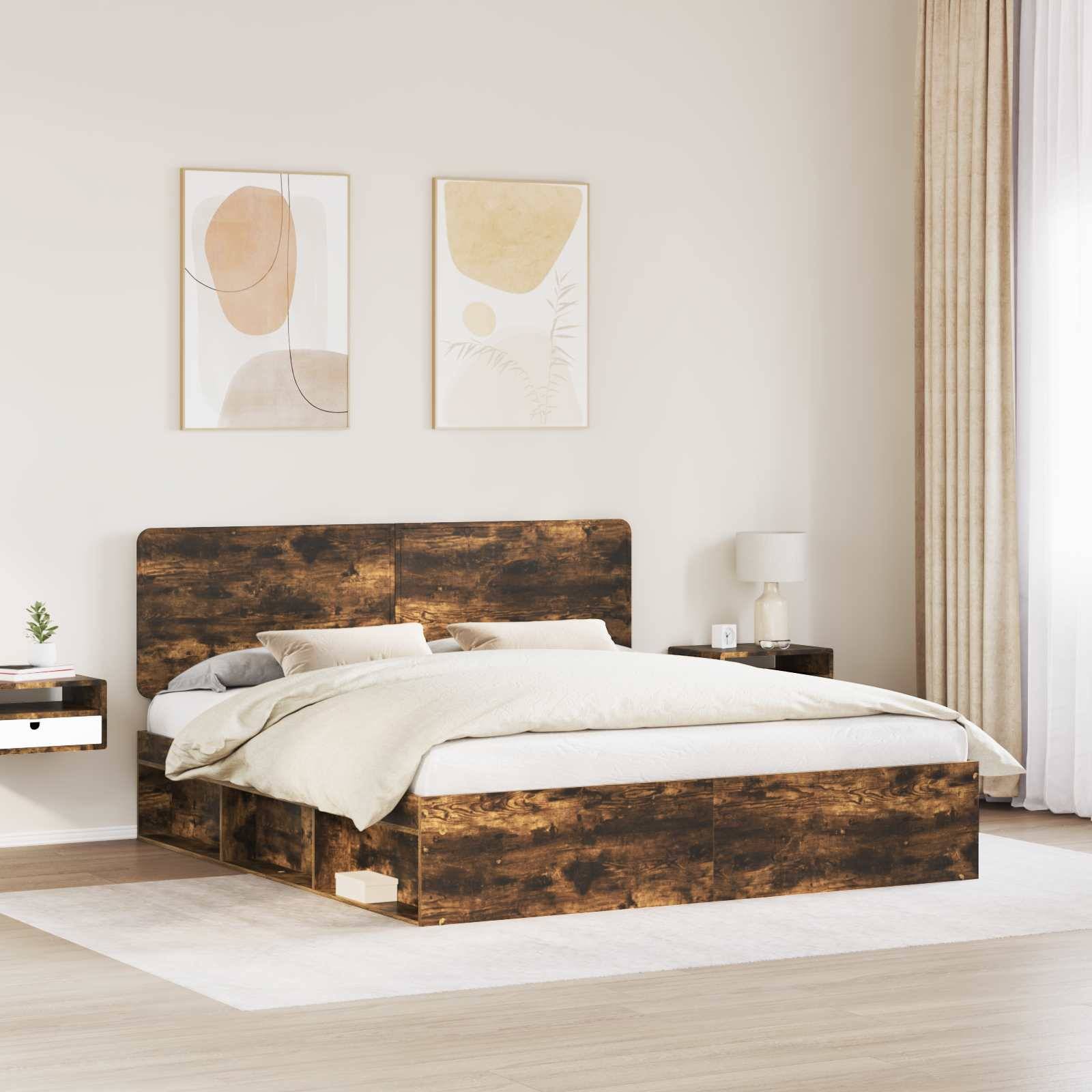 Ein modernes Schlafzimmer mit einem Holzbettgestell, heller Bettwäsche und zwei abstrakten Kunstwerken über dem Kopfteil. Auf der linken Seite befindet sich ein Nachttisch mit einer Lampe und einer Pflanze.