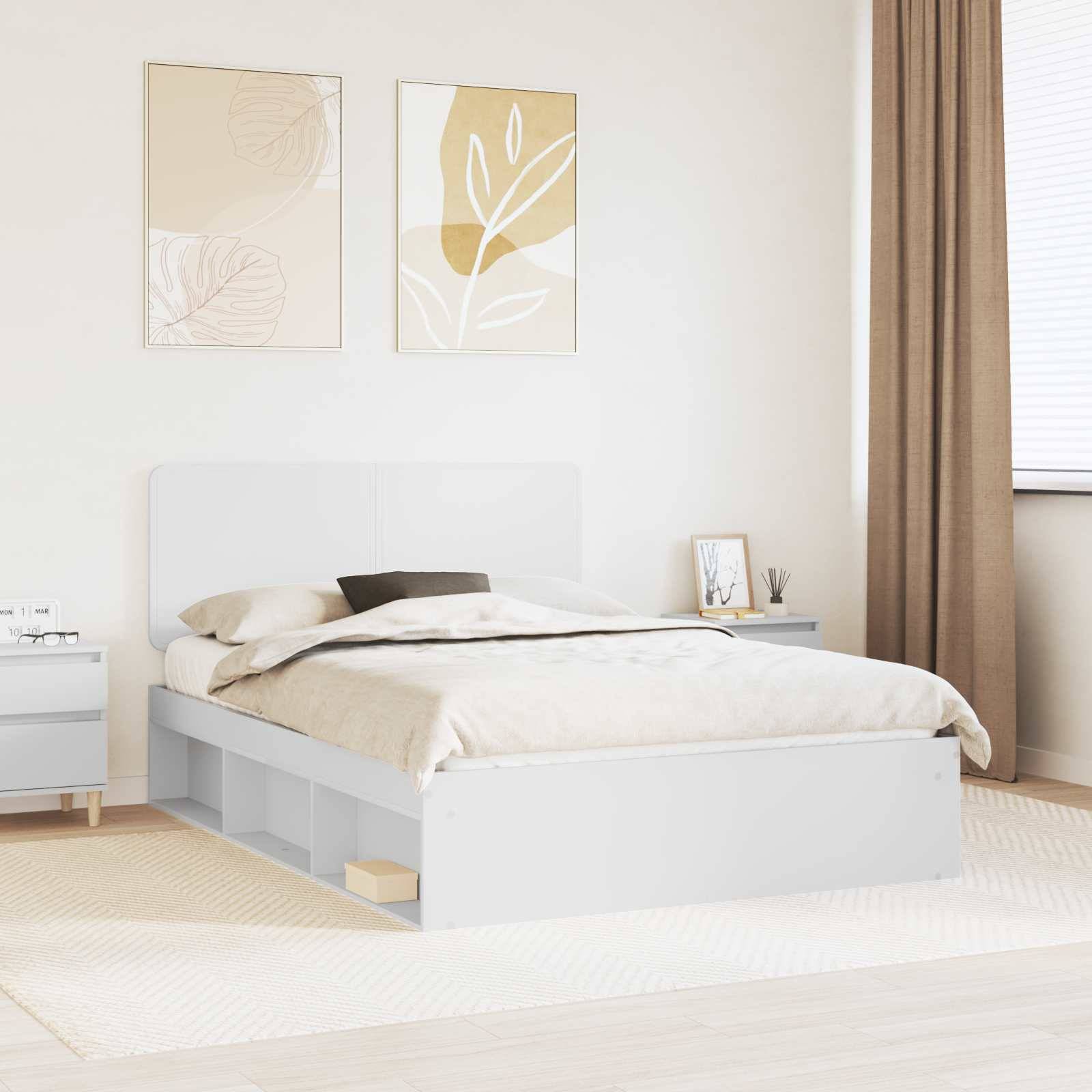 Ein heller, moderner Schlafraum mit einem weißen Bett, das über Stauraum unter dem Bett verfügt, und neutraler Dekoration. Zwei abstrakte Kunstwerke hängen an der Wand.