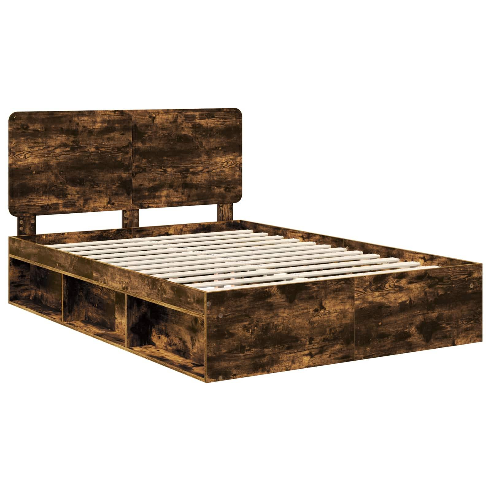 Ein Holzbettgestell mit integriertem Kopfteil, versehen mit einer rustikalen Oberfläche. Es verfügt über eingebaute Stauraummöglichkeiten unter dem Bett.