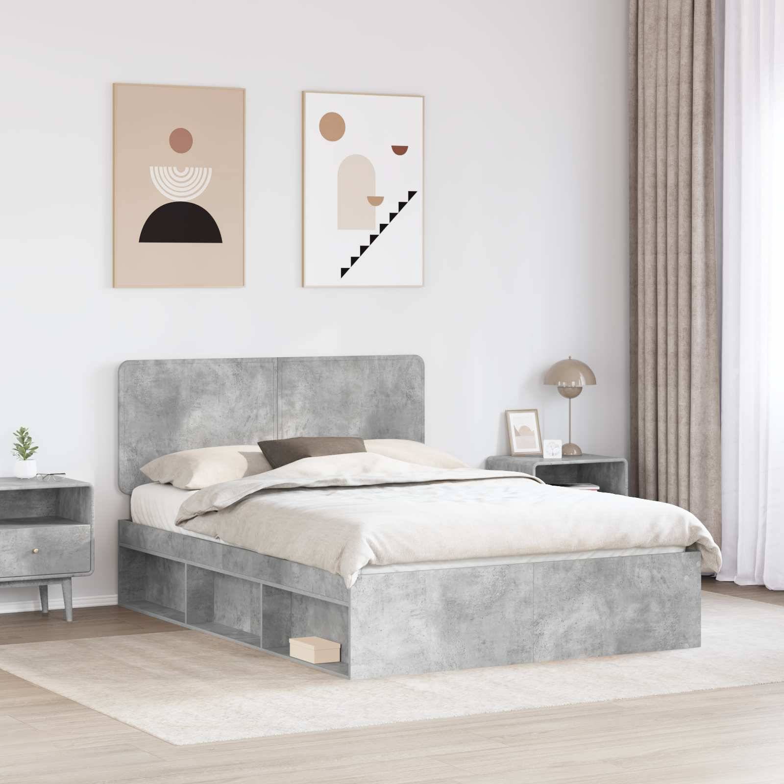 Ein modernes Schlafzimmer mit einem grauen Bett, weißer Bettwäsche und zwei abstrakten Kunstwerken an der Wand. Ein kleiner Nachttisch trägt eine Lampe und eine Pflanze.