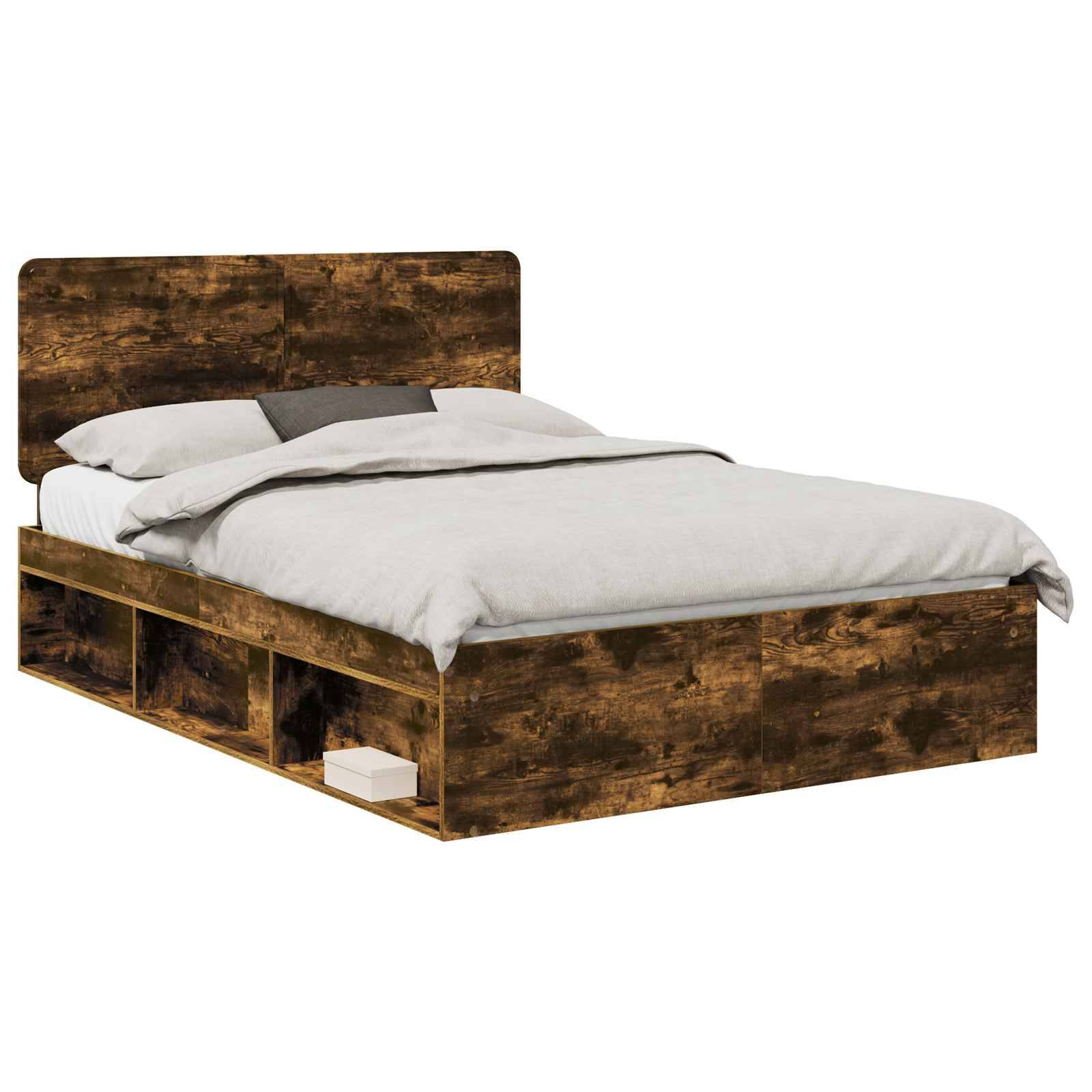 Ein Holzbett mit einem Kopfteil, weißer Bettwäsche und Stauraum unter dem Bett, der Bücher und dekorative Gegenstände enthält.