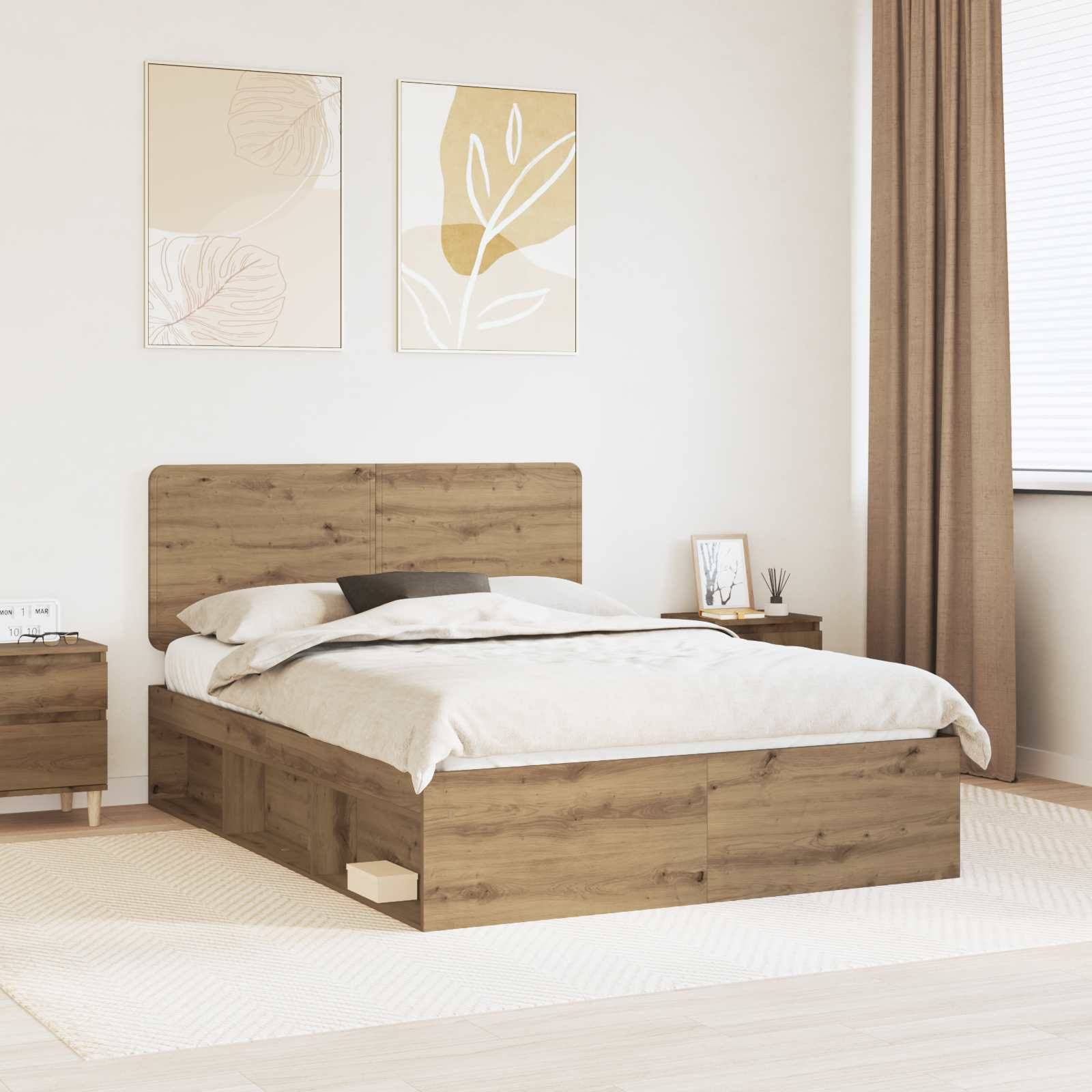 Modernes Schlafzimmer mit Holzbettgestell, weißer Bettwäsche, zwei Nachttischen, abstrakter Kunst an der Wand und einem großen Fenster mit Vorhängen.