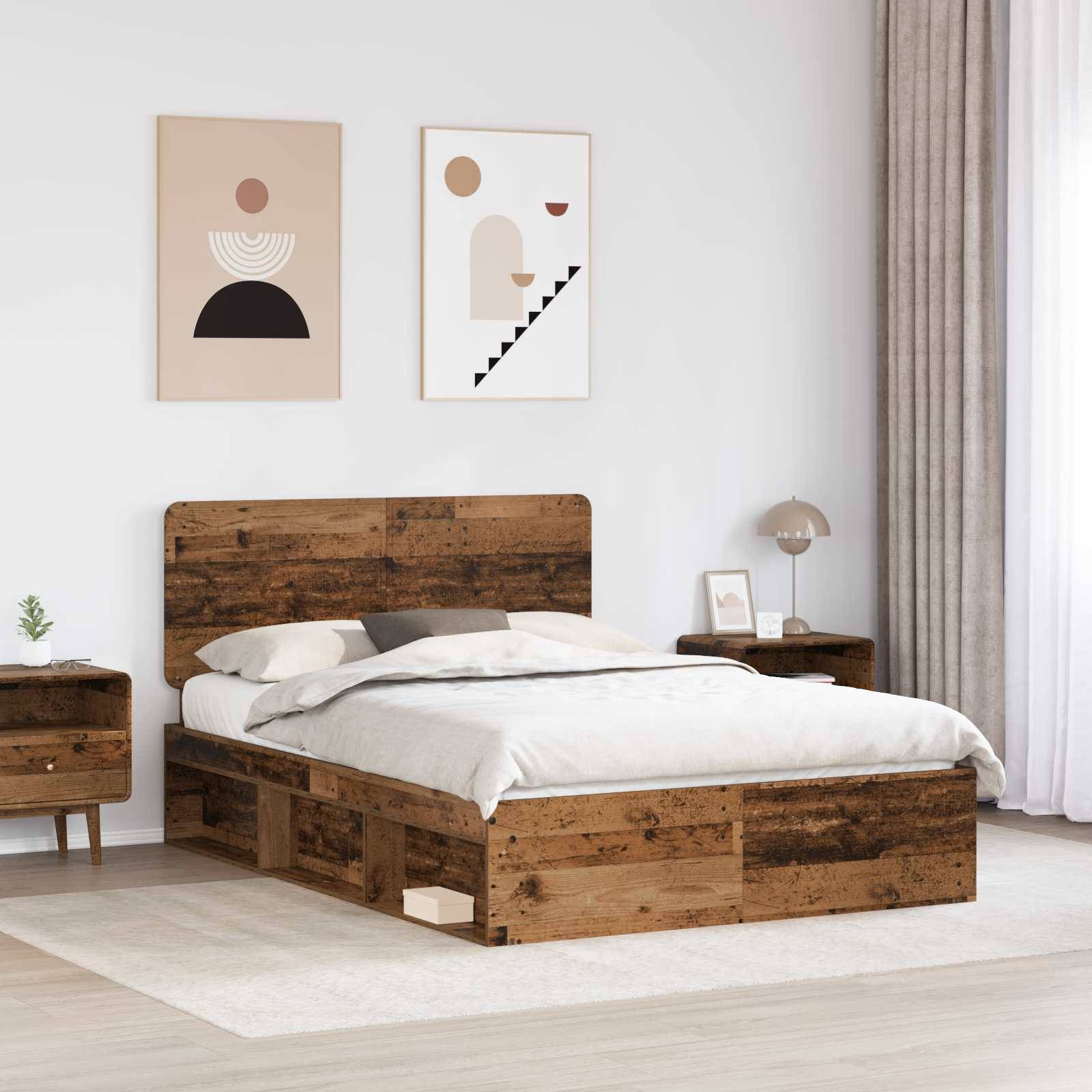 Rustikales Schlafzimmer mit Holzbett, passendem Nachttisch und neutraler Bettwäsche. Zwei abstrakte Kunstwerke hängen darüber, und eine kleine Lampe steht auf dem Nachttisch.