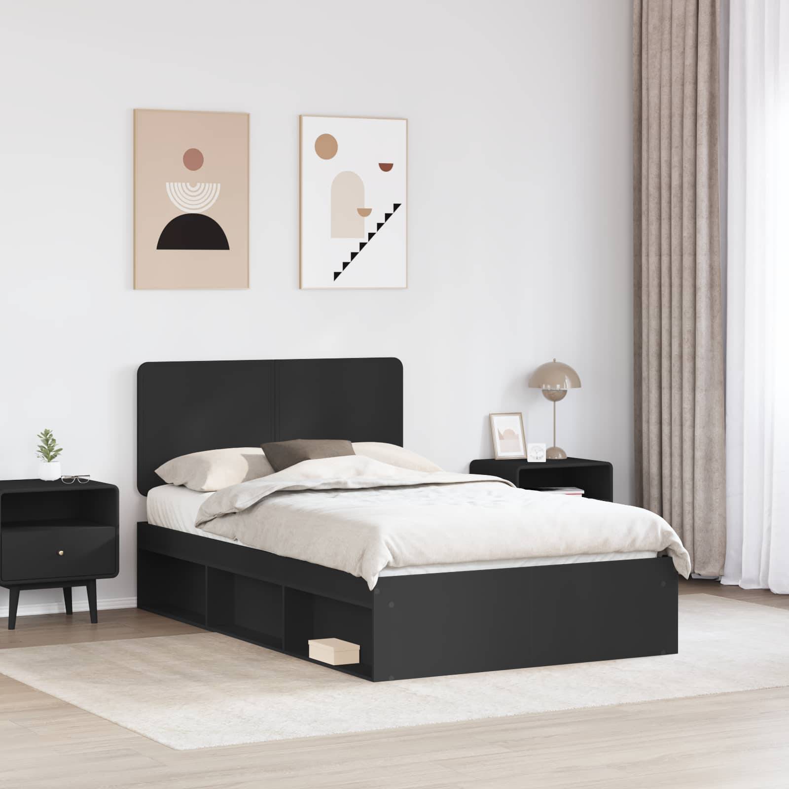 Schlafzimmer mit einem schwarzen Bettgestell mit Staurageschubladen, weißer Bettwäsche und zwei Nachttischen. Minimalistische Wandkunst und Vorhänge komplettieren die Dekoration.
