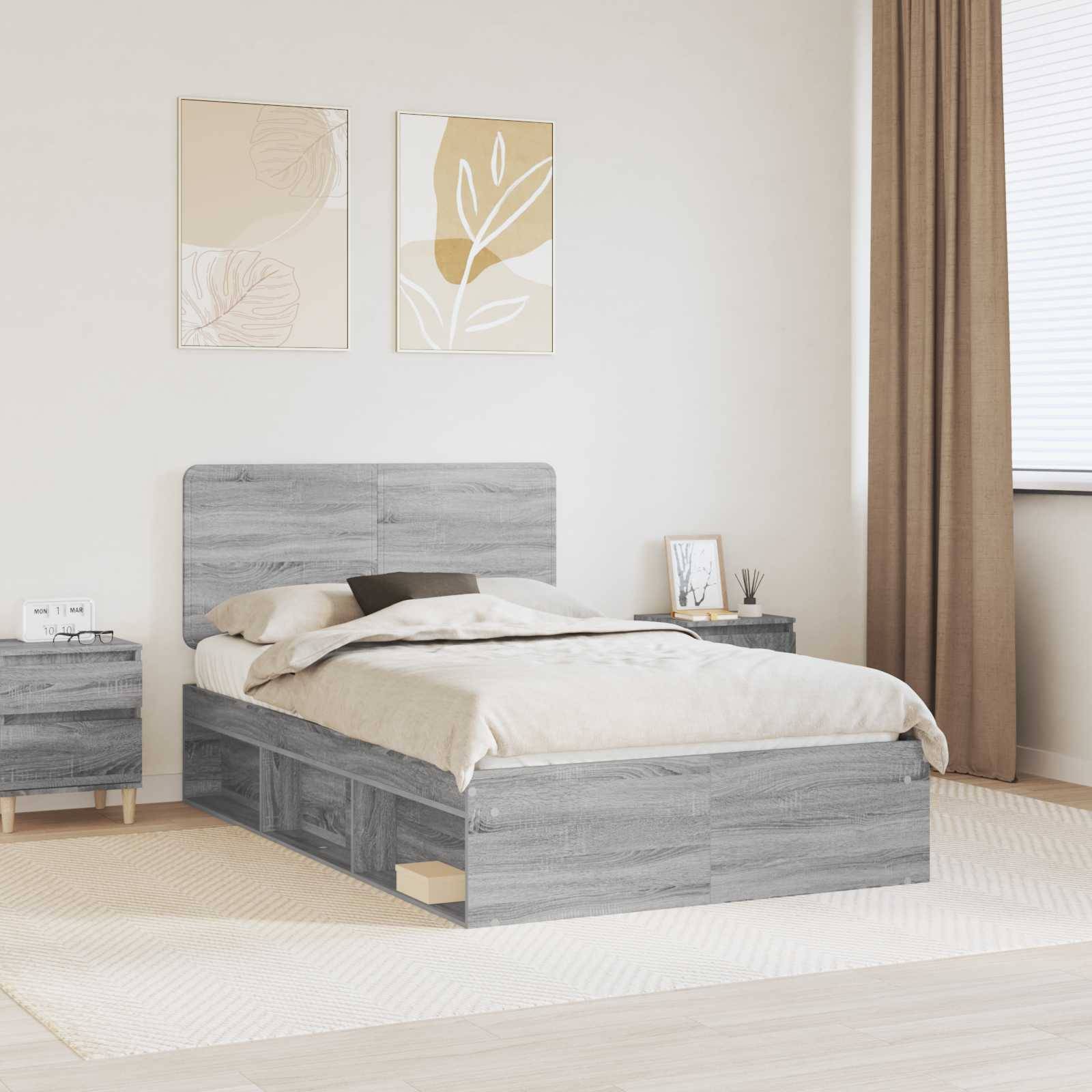 Ein modernes Schlafzimmer mit minimalistischem Design; ausgestattet mit einem hellgrauen Holzbett, passenden Nachttischen, Kunstwerken an den Wänden und beigen Vorhängen.