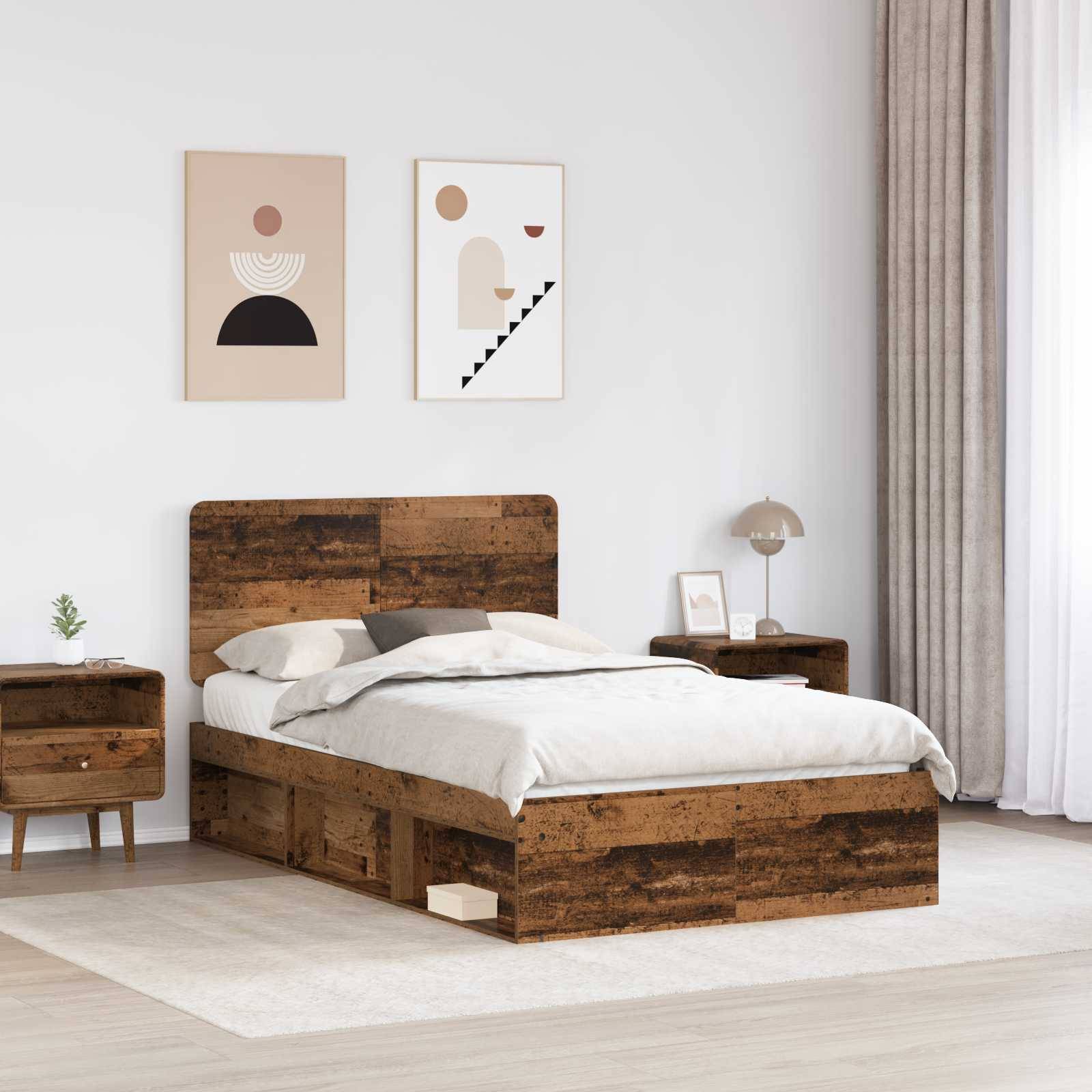 Ein rustikales Holzbett mit weißer Bettwäsche in einem minimalistischen Schlafzimmer mit Kunst, einem Nachttisch, einer Lampe und einer kleinen Pflanze.