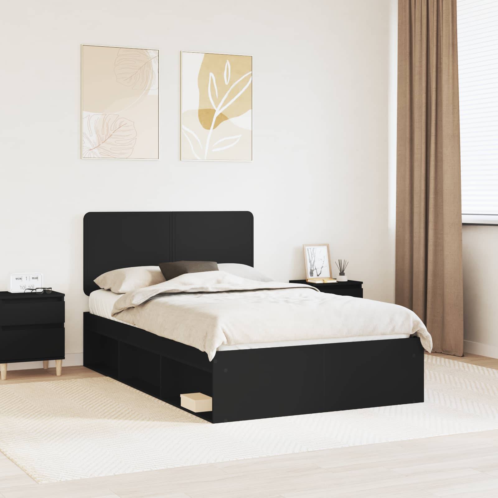 Ein modernes Schlafzimmer mit schwarzem Bettgestell, beigefarbener Bettwäsche und einem passenden Nachttisch. Minimalistische Dekoration und zwei gerahmte Blattdrucke an der Wand.