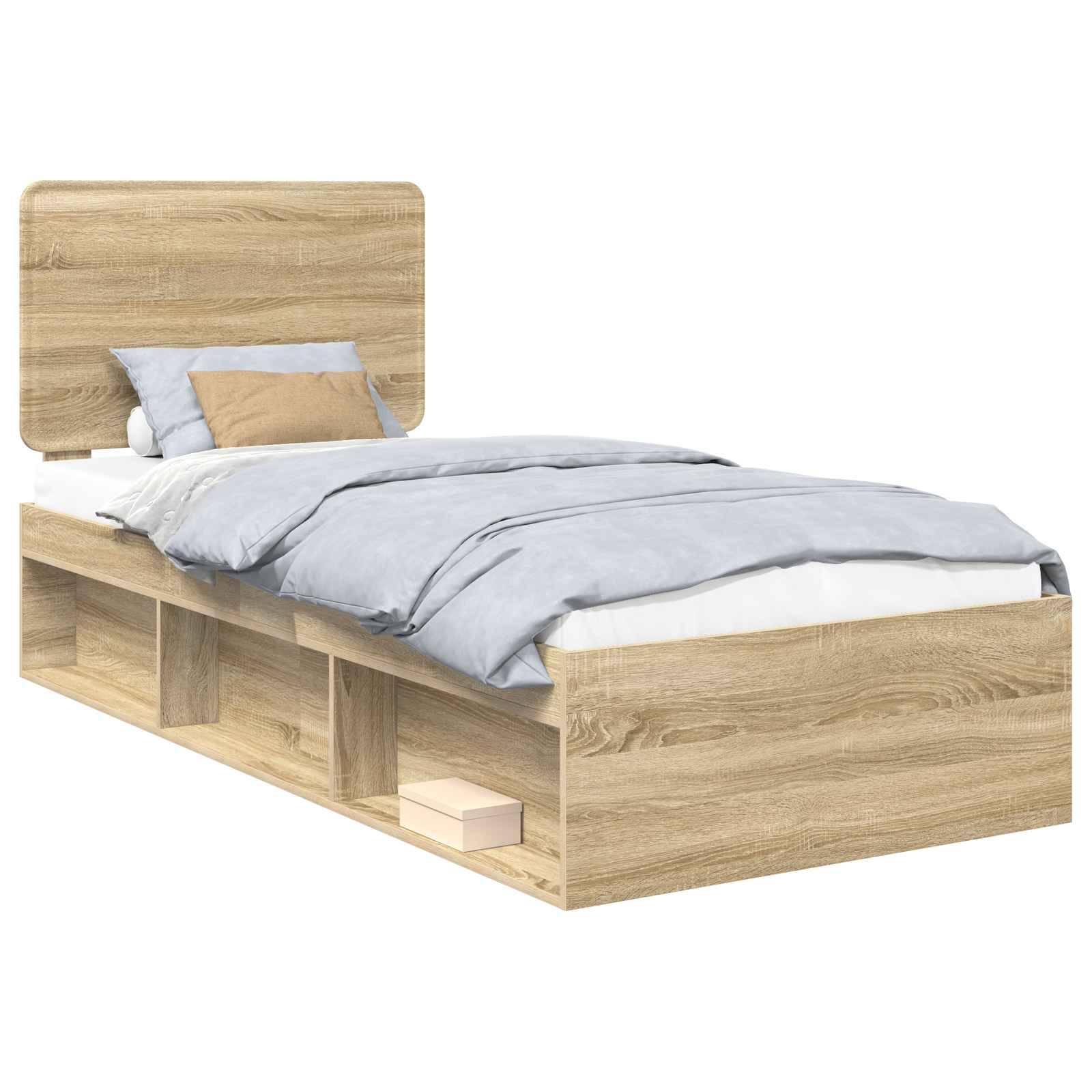 Ein Holz-Einzelbett mit hohem Kopfende, hellblauen Laken und eingebauten Stauraumregalen darunter, auf denen einige kleine Gegenstände aufbewahrt werden.