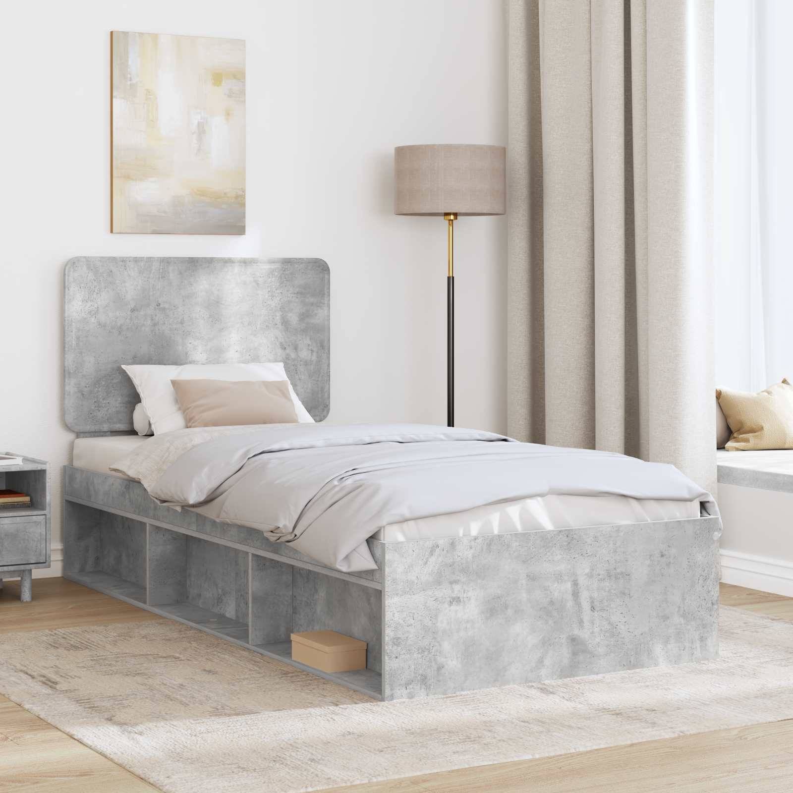 Ein modernes Schlafzimmer mit einem grau gepolsterten Einzelbett mit Bettkasten, einer Stehlampe, abstrakter Wandkunst und neutraler Dekoration.