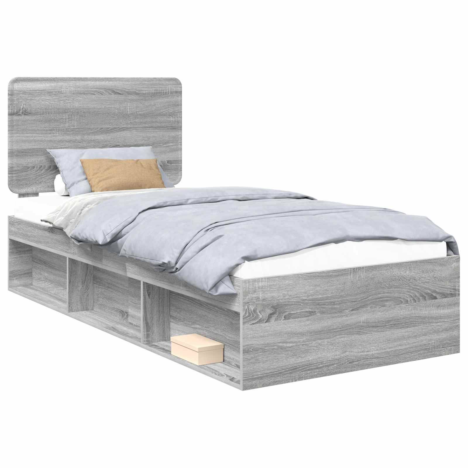 Ein Holzbett mit einem Kopfteil, ausgestattet mit hellgrauen Bettwäsche und einem beigen Kissen. Stauraumregale sind in die Bettbasis integriert.