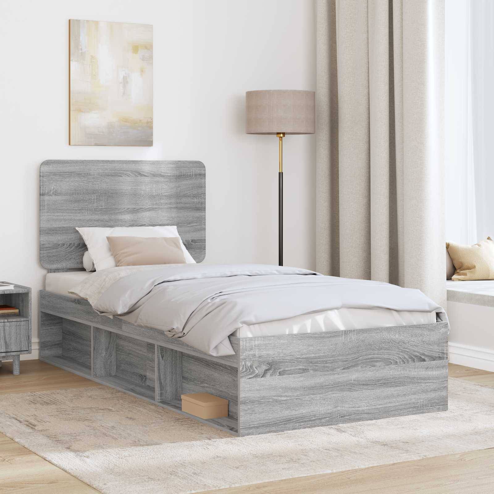 Schlafzimmer mit einem grauen Holzbett, weißer Bettwäsche, moderner Kunstwerk, einer Stehleuchte, Vorhängen und einer Fensterbank mit Kissen.