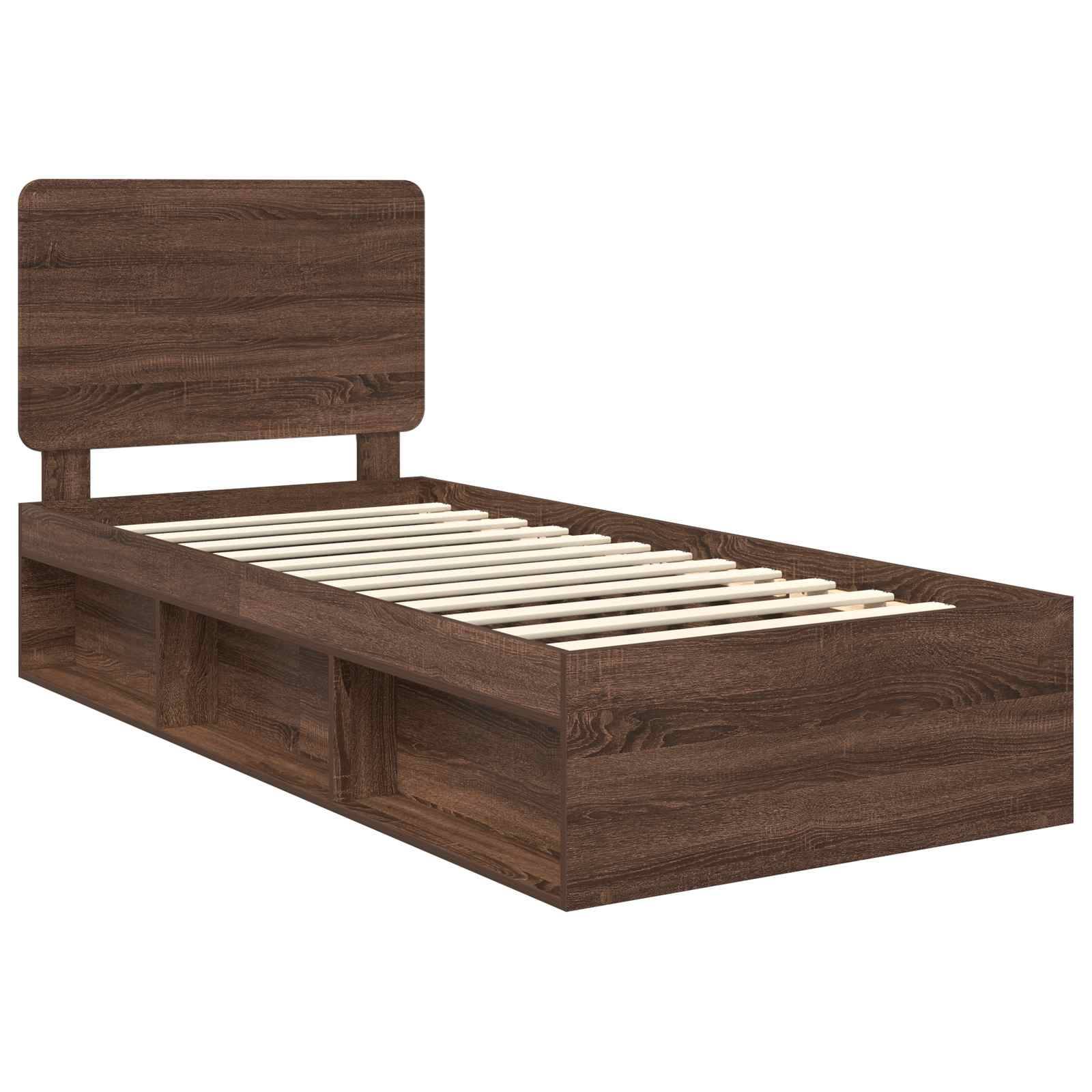 Ein Holzbettgestell mit Kopfteil und integrierten Stauraumbereichen darunter. Die Querlatten sind sichtbar, wo eine Matratze platziert werden würde.