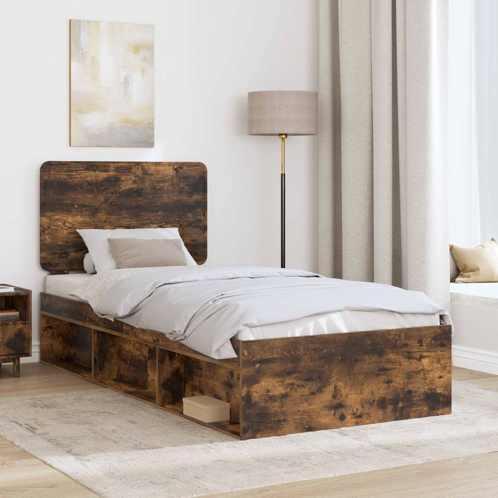 Ein modernes Schlafzimmer mit einem Holzbett mit Aufbewahrungsschubladen, einem Nachttisch mit einer Vase, einer Stehlampe und einem großen Fenster mit Vorhängen.