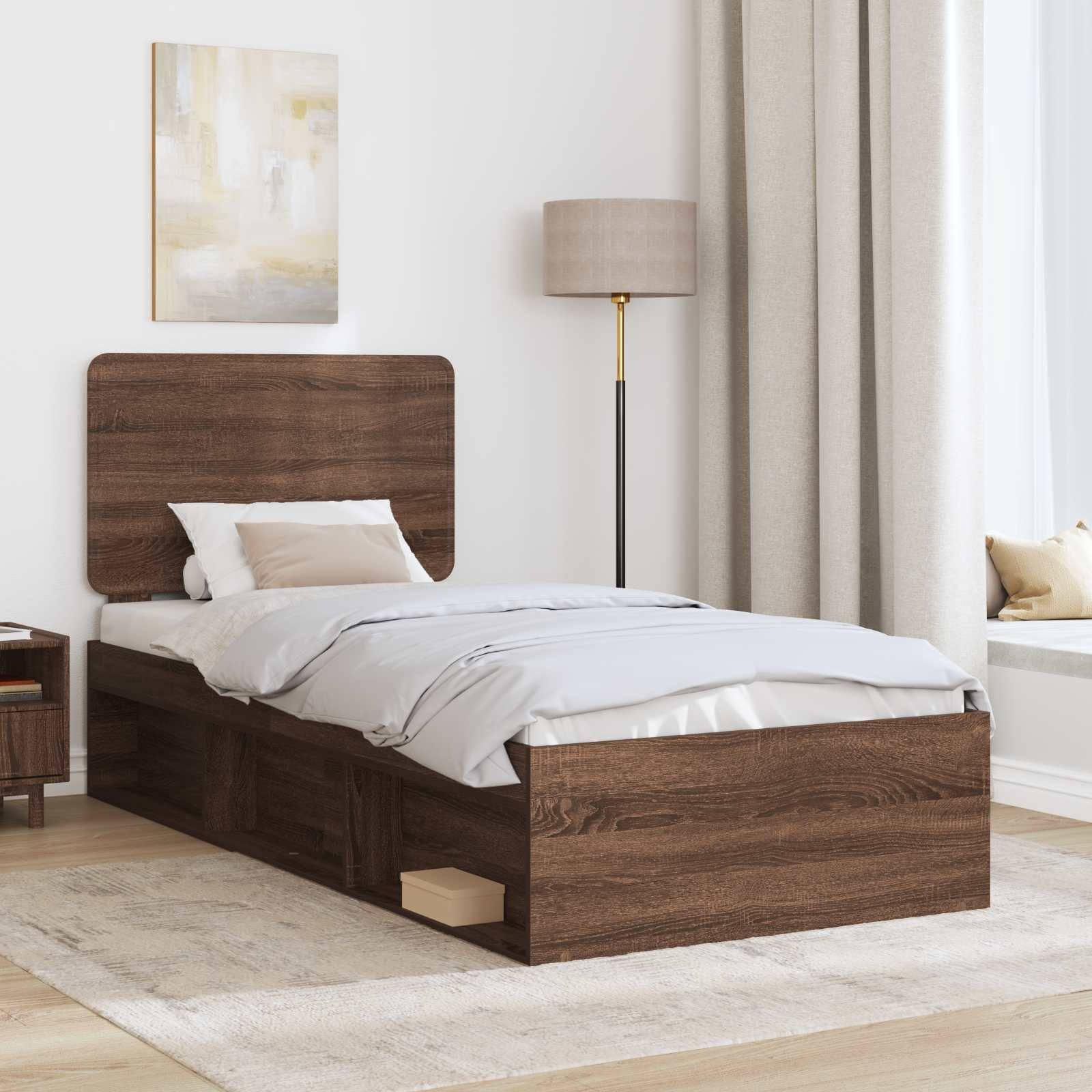 Ein modernes Schlafzimmer mit einem Holzbett mit Staurageschubladen, weißer Bettwäsche, einer Stehlampe, Vorhängen und einem Wandgemälde.