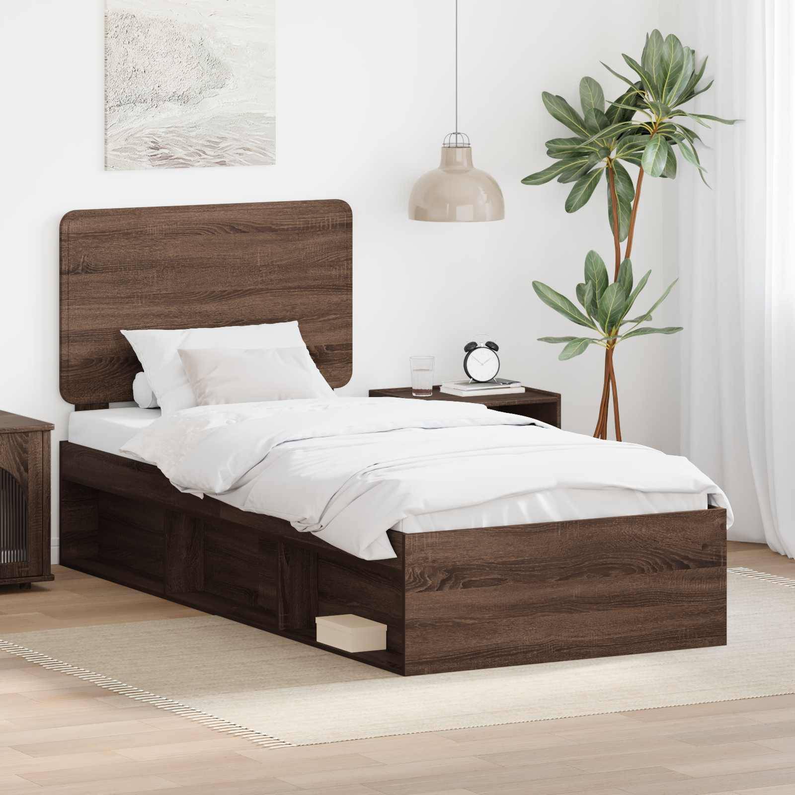 Ein modernes Schlafzimmer mit einem Holzbett, weißer Bettwäsche, passendem Nachttisch, Pflanzen und Wandkunst; weiches, natürliches Licht verstärkt die ruhige Atmosphäre.