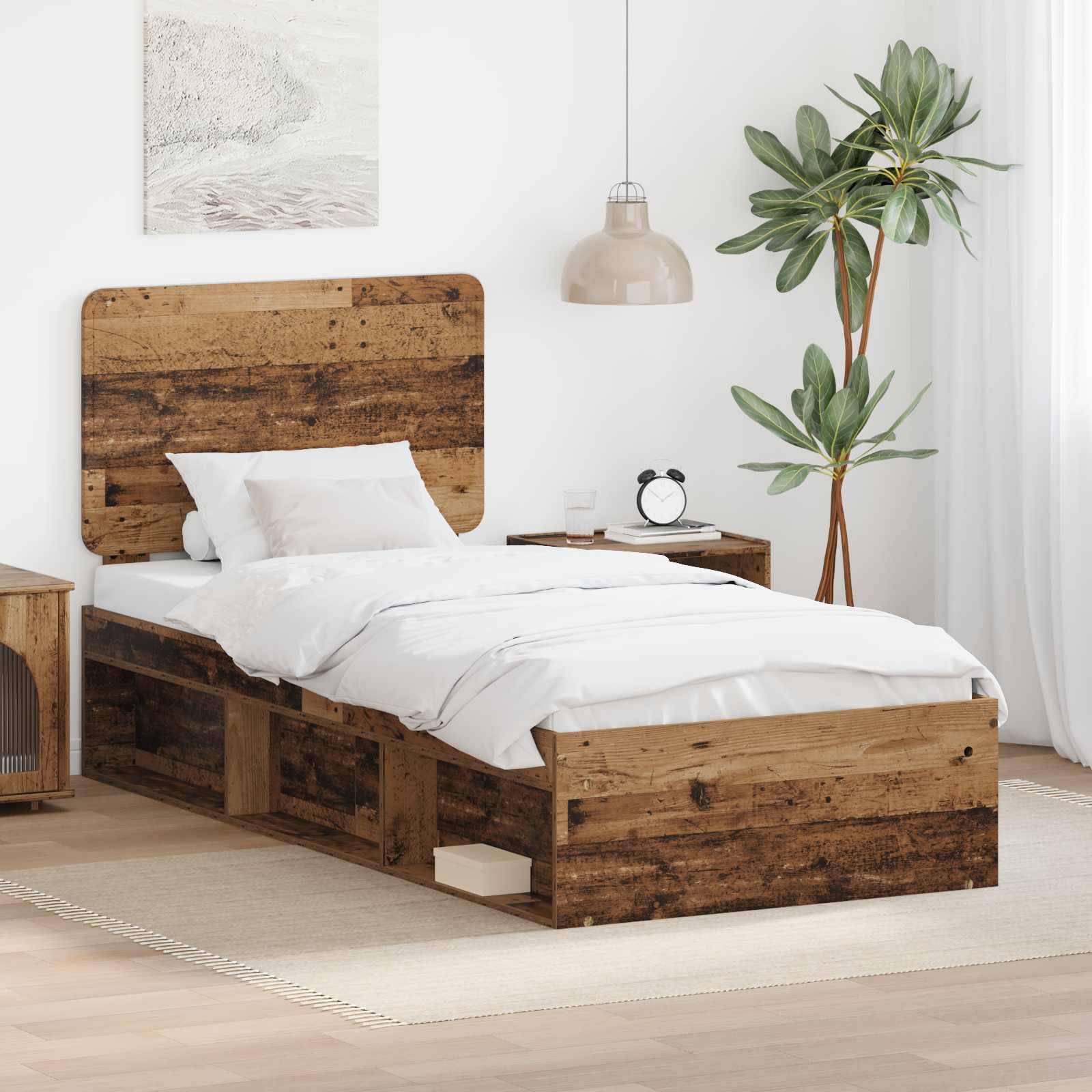 Gemütliches Schlafzimmer mit rustikalem Holzbett, weißer Bettwäsche, Nachttisch, Lampe, Pflanze und Wandkunst. Helle, minimalistische Einrichtung.