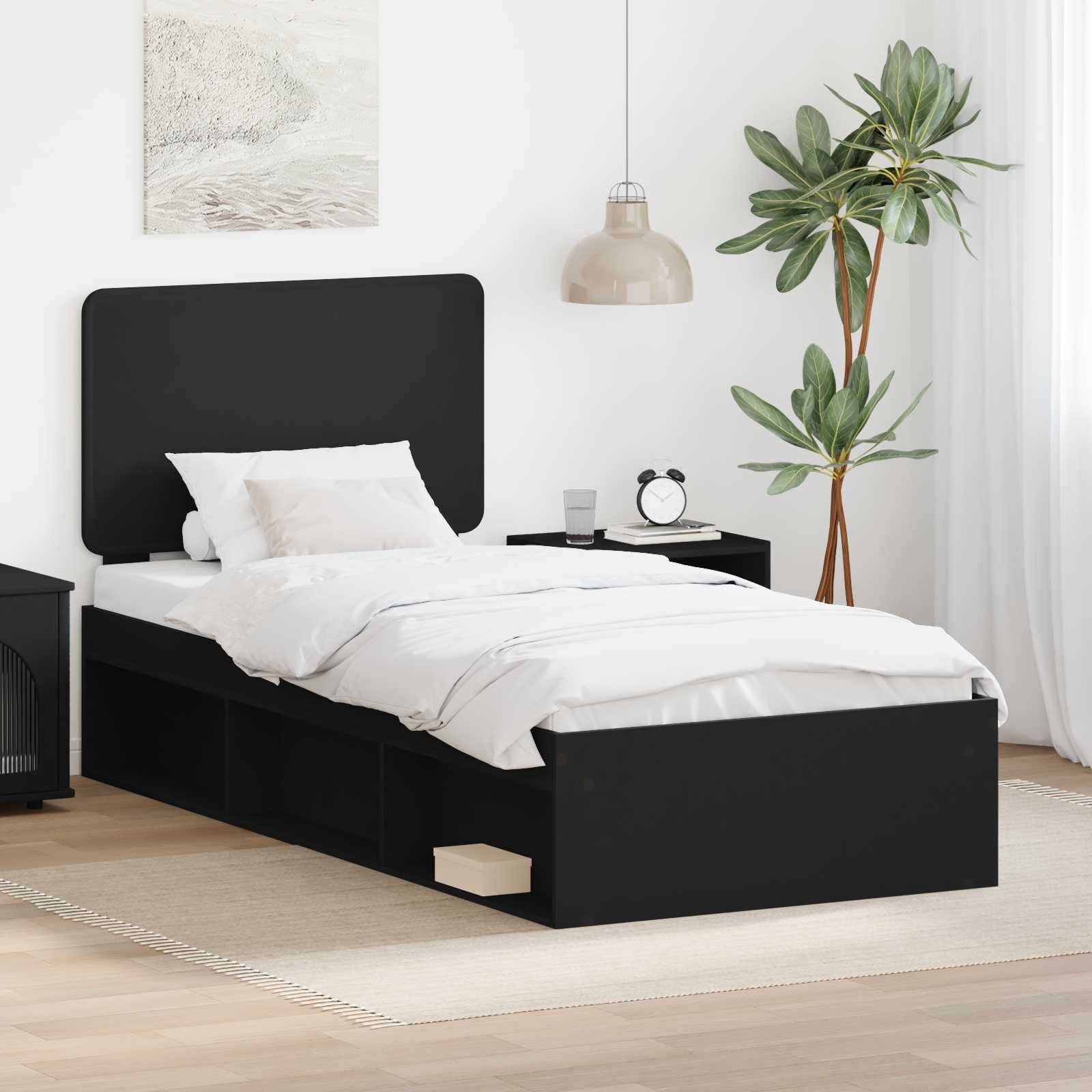 Schlafzimmerszene mit einem schwarzen Bett mit weißer Bettwäsche, neben einem Nachttisch mit einer Lampe und einer Pflanze. Minimalistisches und modernes Design.