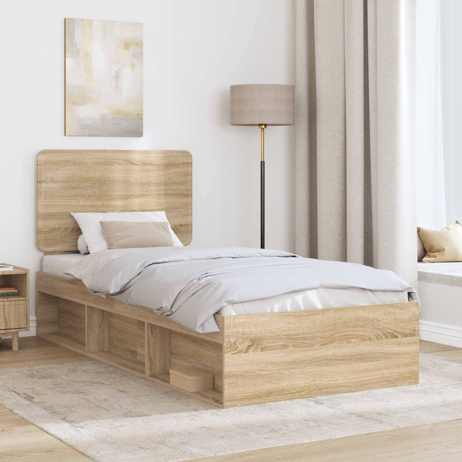 Ein modernes Schlafzimmer mit einem Holzbett mit Stauraum, neutraler Bettwäsche, einer hohen Stehlampe und einer weichen Bank am Fenster, die eine gemütliche Atmosphäre schafft.
