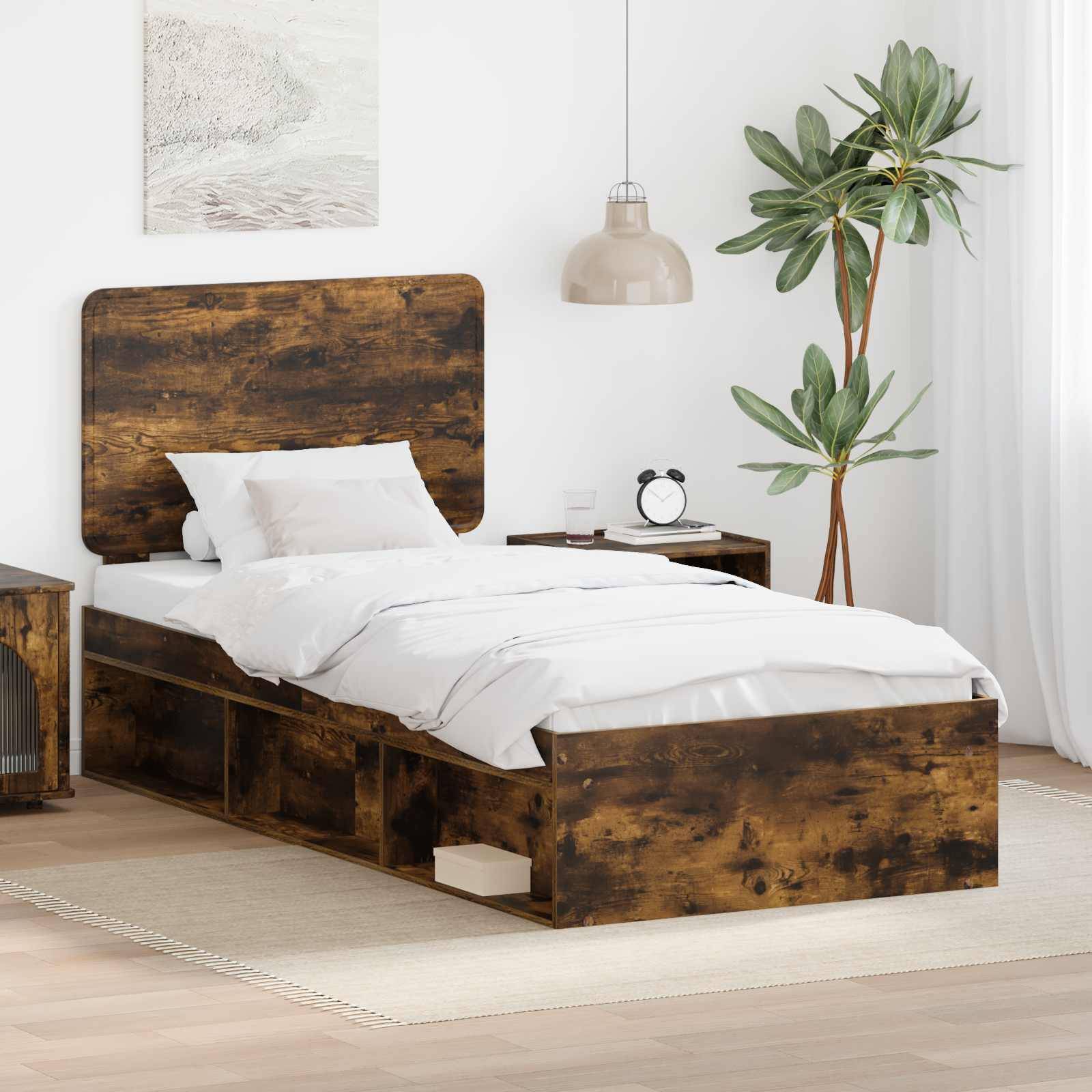Ein Schlafzimmer präsentiert ein rustikales Holzbett mit weißer Bettwäsche, einen kleinen Nachttisch mit einer Lampe, einer Topfpflanze und Wandkunst für eine gemütliche Atmosphäre.