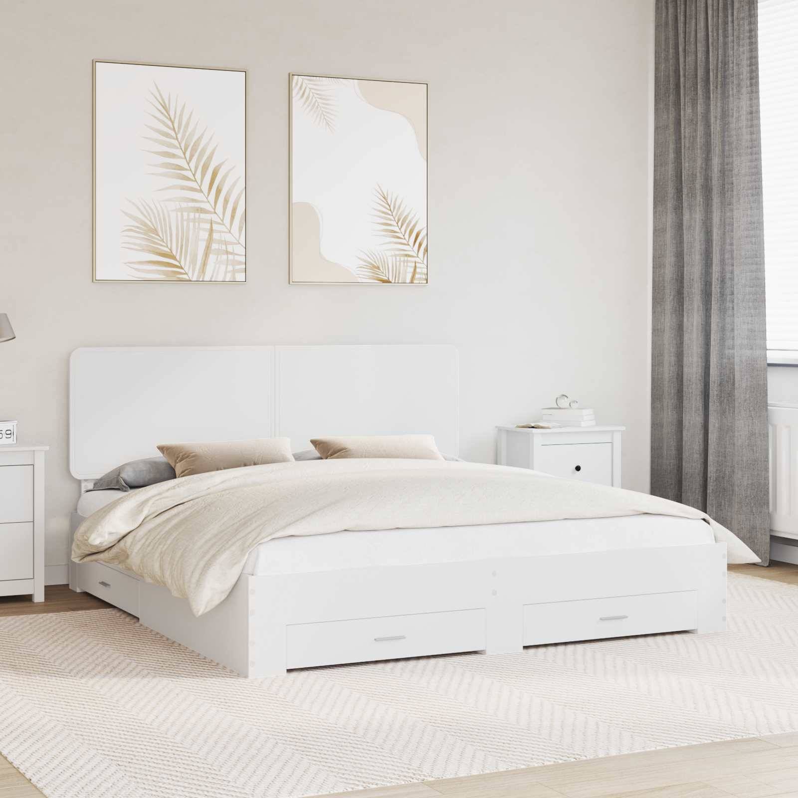 Ein minimalistisches Schlafzimmer mit einem weißen Bett, beigefarbener Bettwäsche und zwei abstrakten Blattmalereien über dem Kopfende. Weiches Naturlicht von einem Fenster.