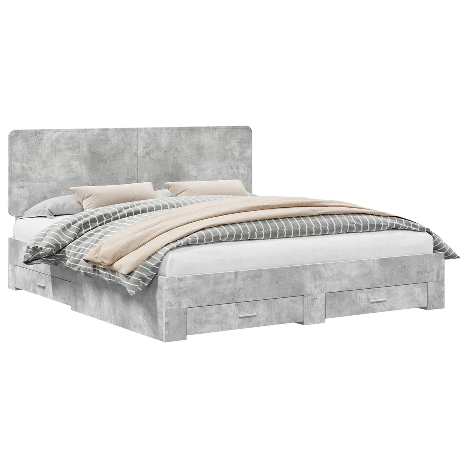 Ein modernes graues Plattformbett mit hohem Kopfteil, ordentlich mit gestreifter Bettwäsche und Kissen gemacht, mit Schubladen zur Unterbettlagerung.