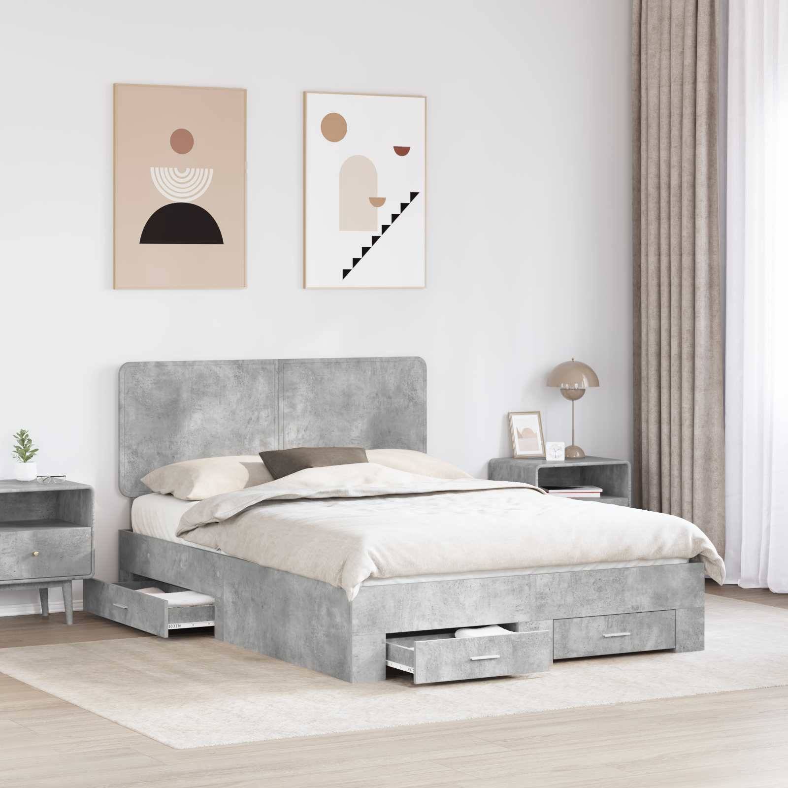 Ein modernes Schlafzimmer verfügt über ein graues Bett mit Schubladen zur Aufbewahrung, ein beiges Kopfende und minimalistische Kunst an den Wänden, umrahmt von leichten Vorhängen.