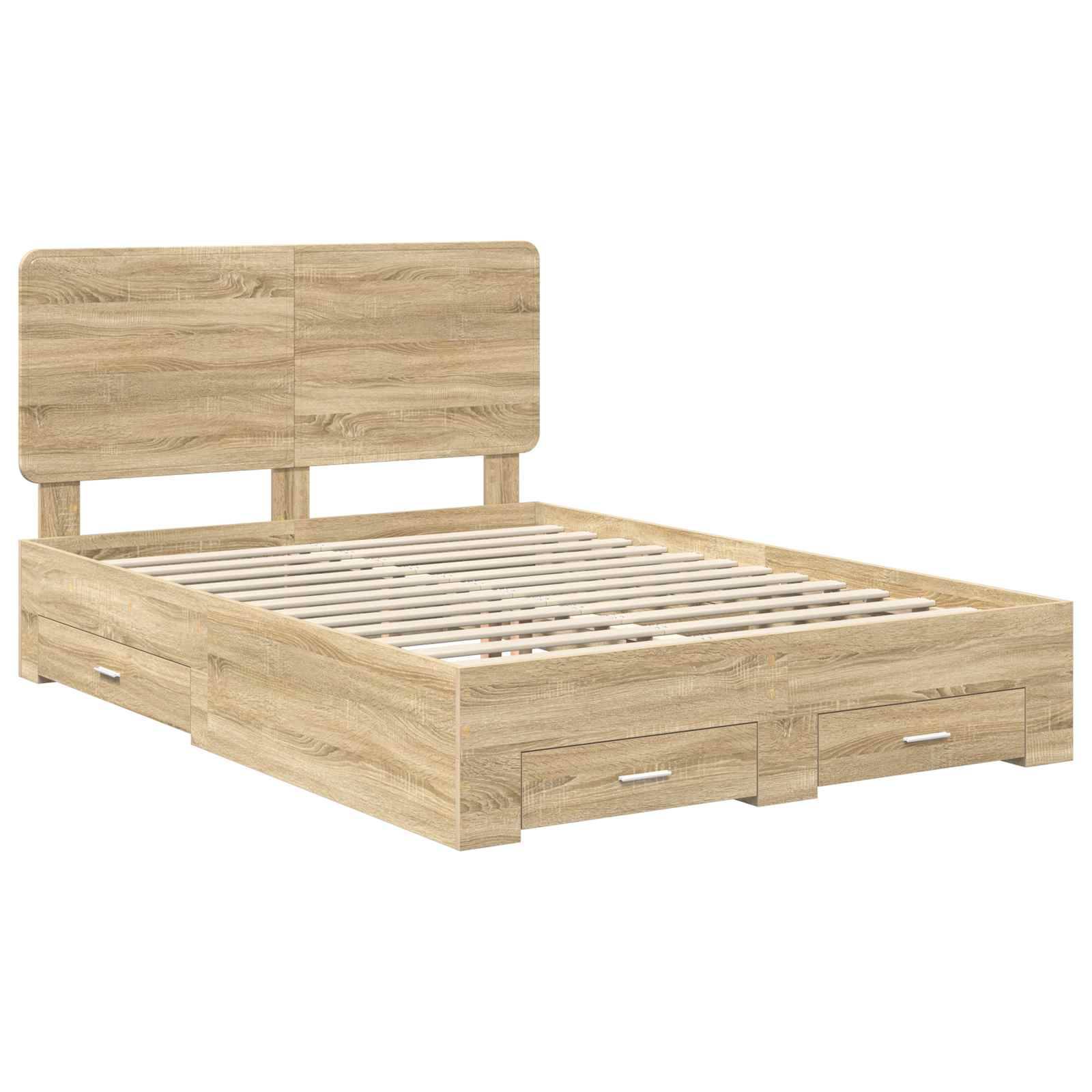 Ein Holzbettgestell mit hohem Kopfteil verfügt über vier Schubladen darunter für Stauraum. Das Bett hat eine helle Holzoberfläche.