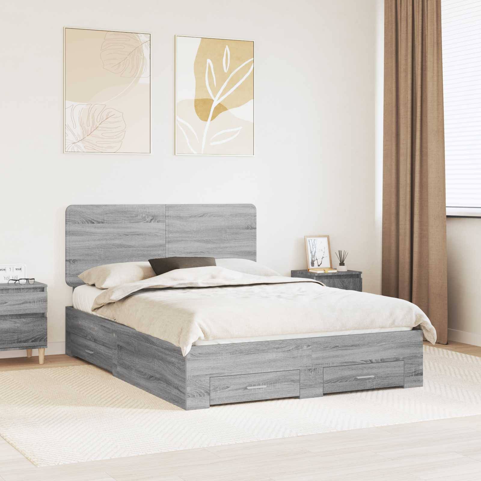 Schlafzimmer mit einem grauen Holzbett, weißer Bettwäsche, passenden Nachttischen, abstrakter Wandkunst und leichten Vorhängen, die eine ruhige Atmosphäre schaffen.