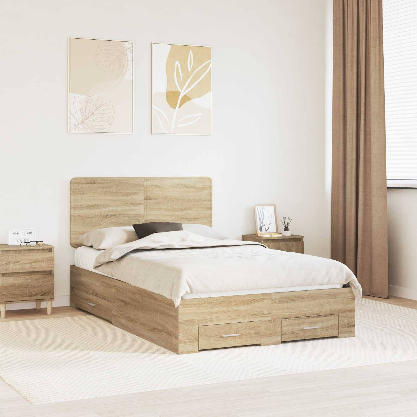 Ein minimalistisches Schlafzimmer zeigt ein Holzbett mit integriertem Stauraum, flankiert von zwei passenden Nachttischen und mit Blattkunst an der Wand darüber dekoriert.
