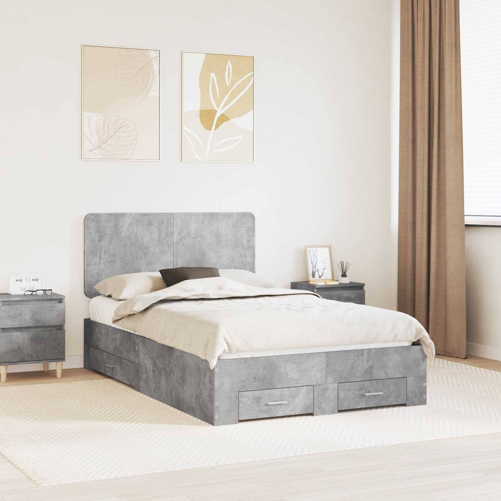 Ein modernes Schlafzimmer ist mit einem grau gepolsterten Bett mit Schubladenspeicher, zwei passenden Nachttischen, beigen Vorhängen und minimalistischer Wandkunst ausgestattet.