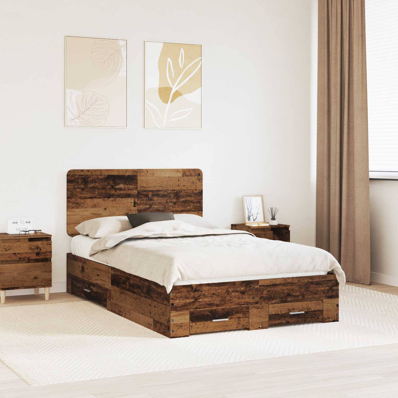 Ein modernes Schlafzimmer mit einem Holzbettgestell, beigefarbener Bettwäsche, zwei Nachttischen und Wandkunst, mit einer neutralen Farbpalette und natürlichem Licht.