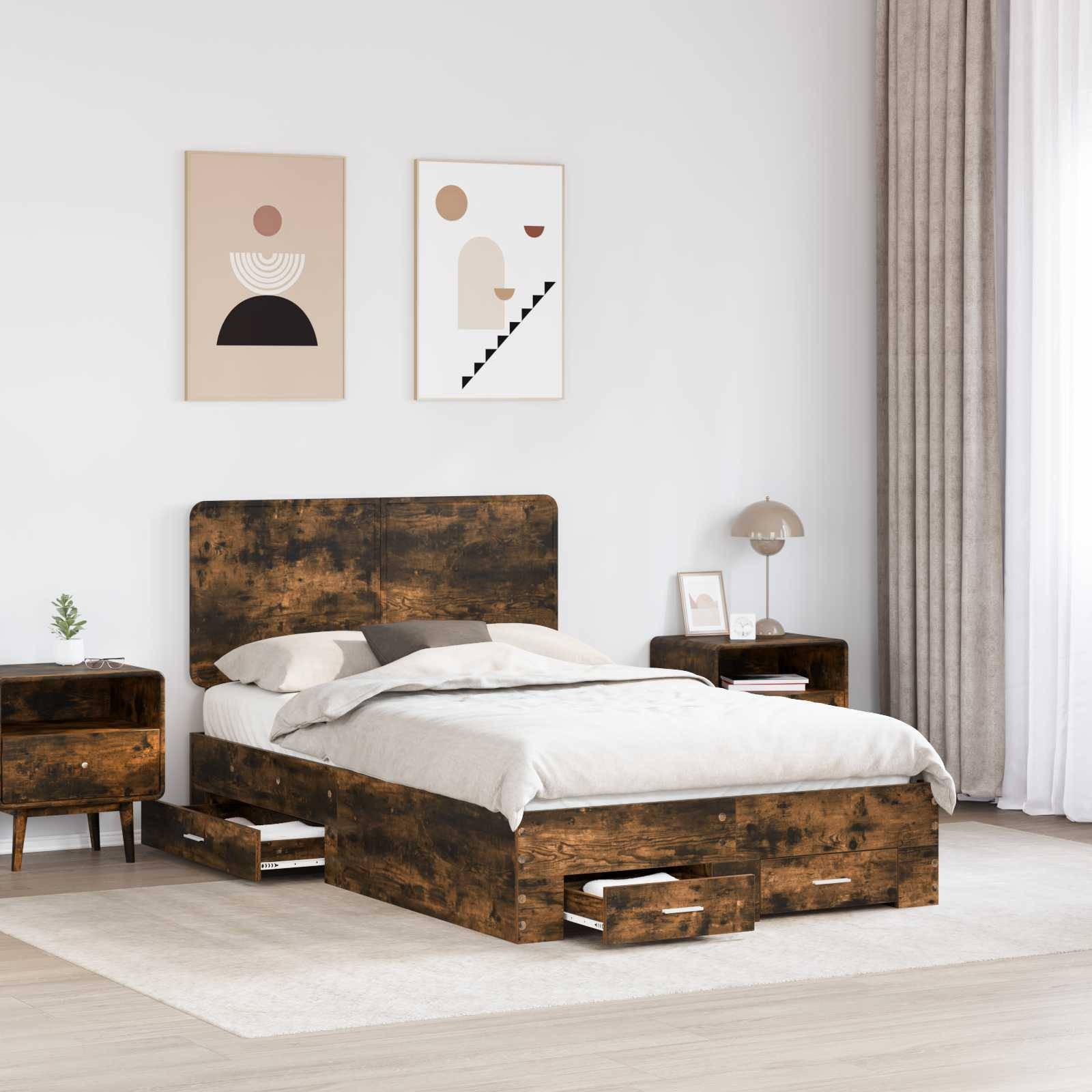 Ein modernes Schlafzimmer verfügt über ein rustikales Holzbett mit Schubladen zur Aufbewahrung, einen passenden Nachttisch, abstrakte Kunstwerke an beigen Wänden und ein großes Fenster.
