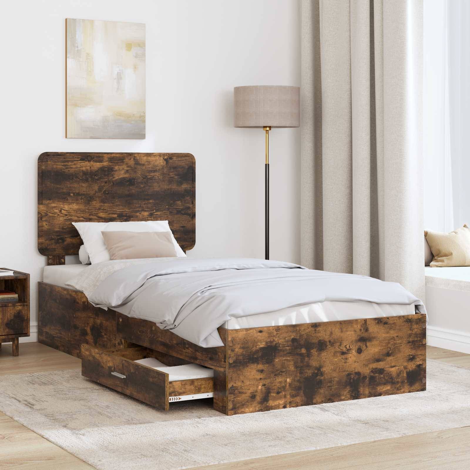 Ein Holzbett mit Schubladen zur Aufbewahrung, ein Nachttisch und eine Stehlampe in einem hellen, minimalistischen Schlafzimmer mit neutralen Farben und natürlichem Licht.