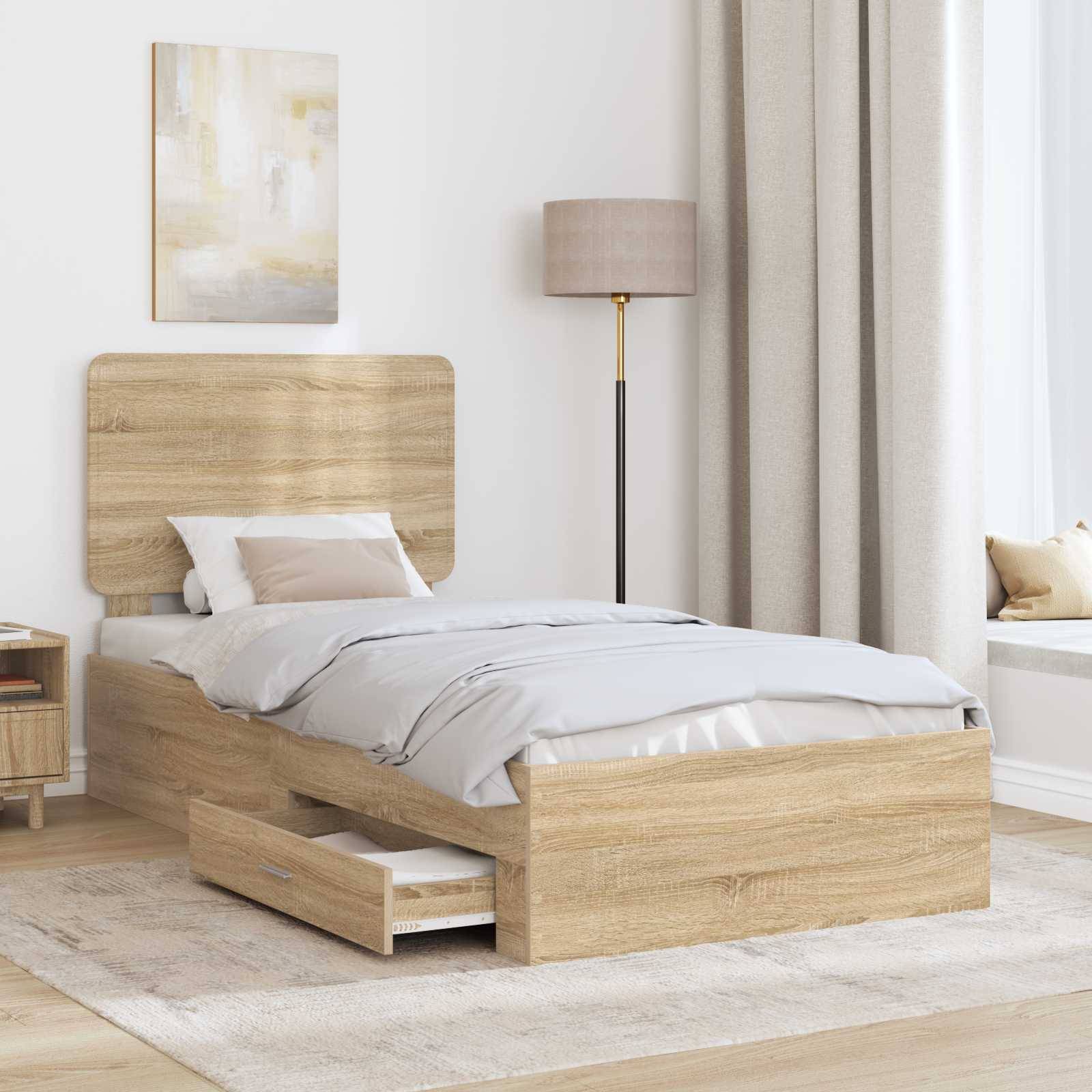Ein modernes Schlafzimmer mit einem Holzbett, das Schubladen zur Aufbewahrung hat, einer hohen Stehlampe und einer Fensterbank mit Kissen, die eine gemütliche Atmosphäre schafft.