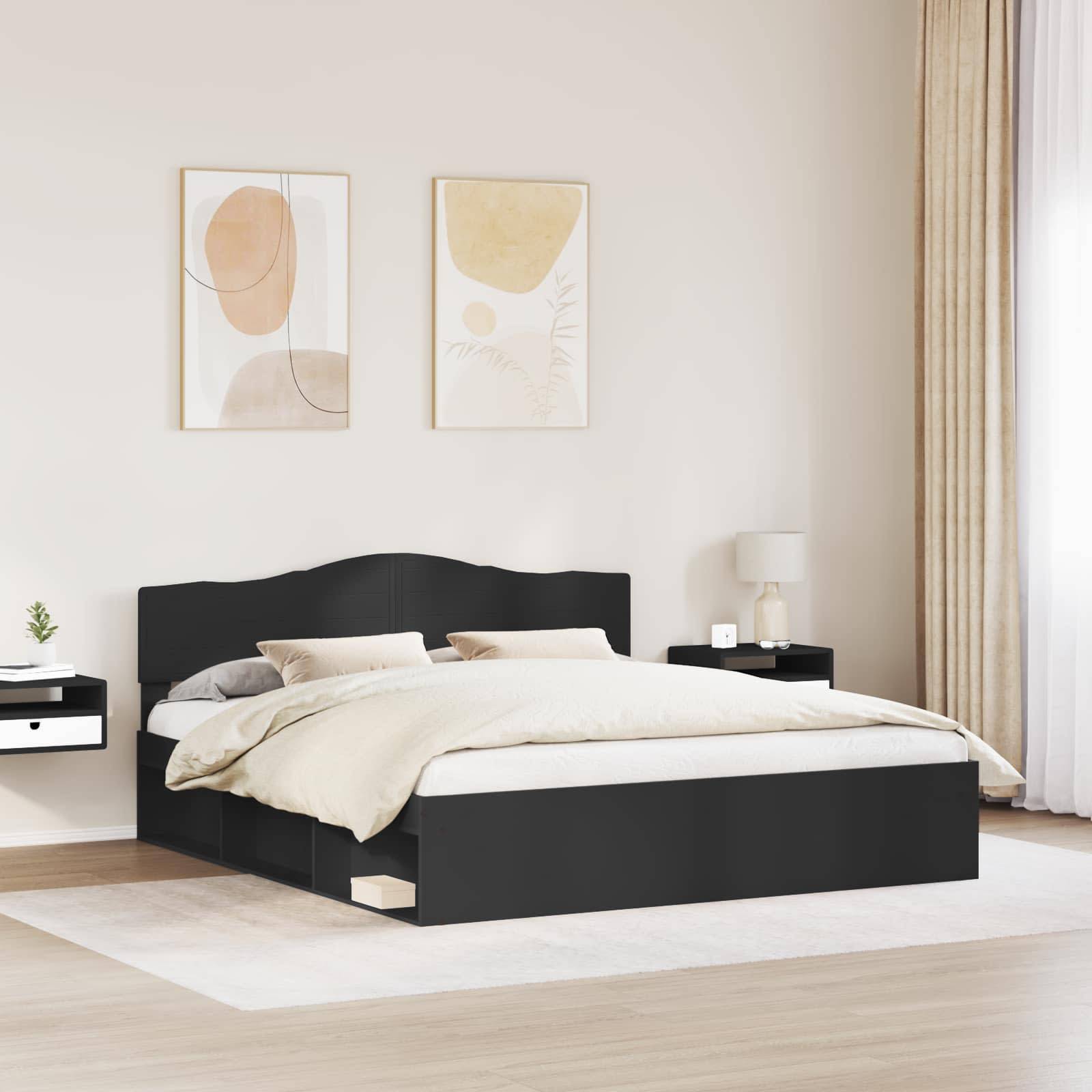 Ein modernes Schlafzimmer mit einem schwarzen Bett, beigefarbener Bettwäsche, schwebenden Nachttischen, abstrakter Wandkunst, einer kleinen Pflanze und einer Lampe auf der rechten Seite.