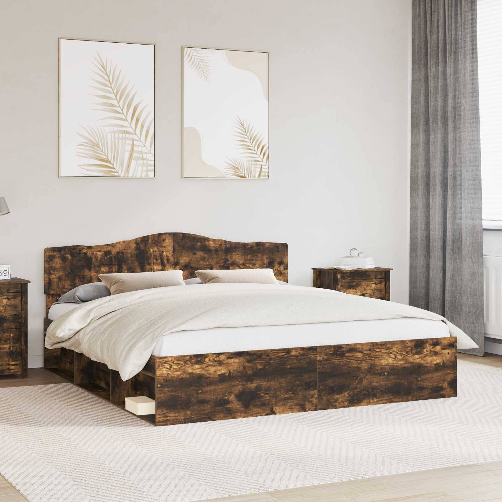 Ein modernes Schlafzimmer zeigt ein Holzbett mit neutraler Bettwäsche, flankiert von passenden Nachttischen. Zwei abstrakte, palmenmotivierte Kunstwerke hängen darüber.