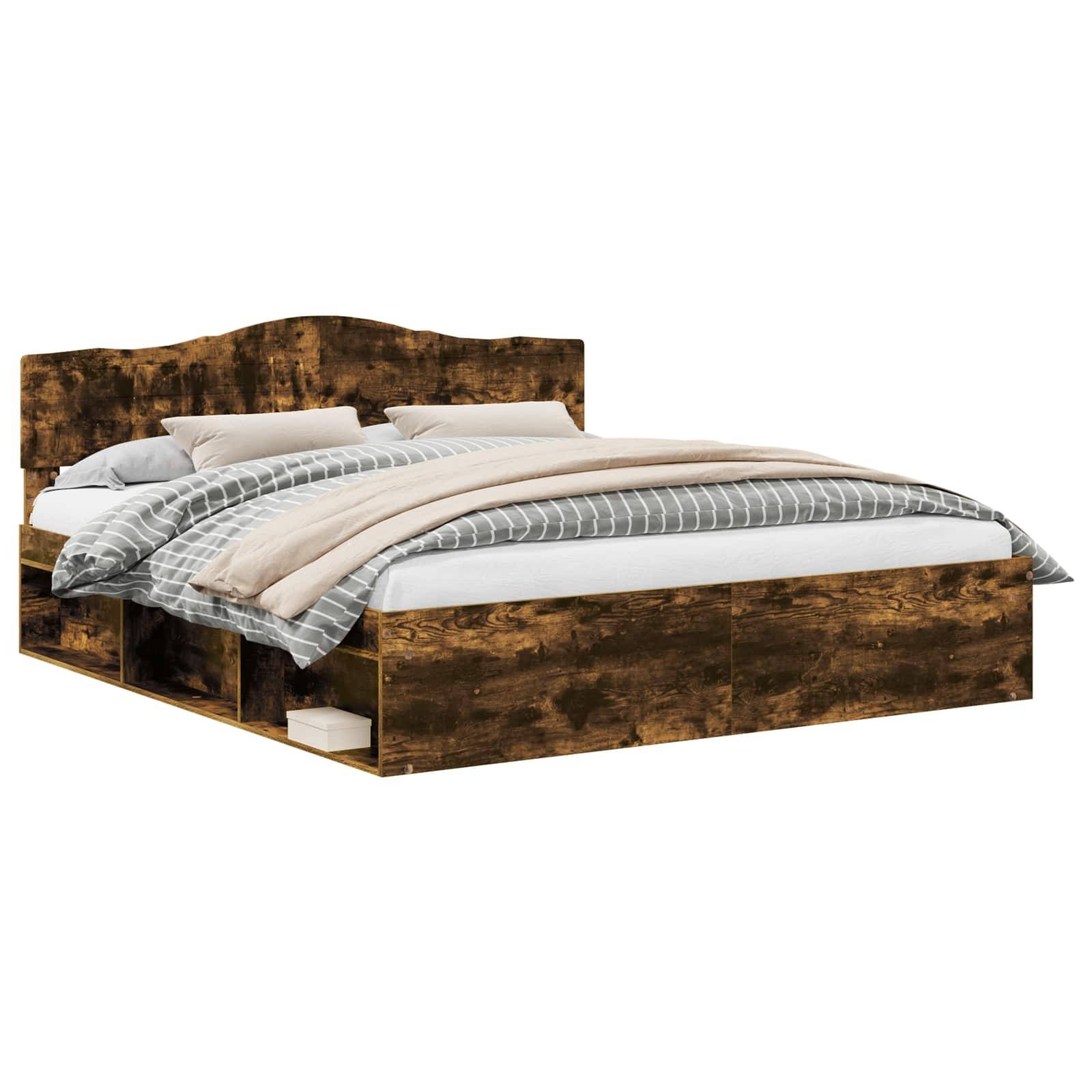 Holzpodestbett mit rustikaler Oberfläche, ausgestattet mit einer gepolsterten Kopfseite, beige und grauen Bettwäschestücken sowie Ablageregalen an den Seiten.