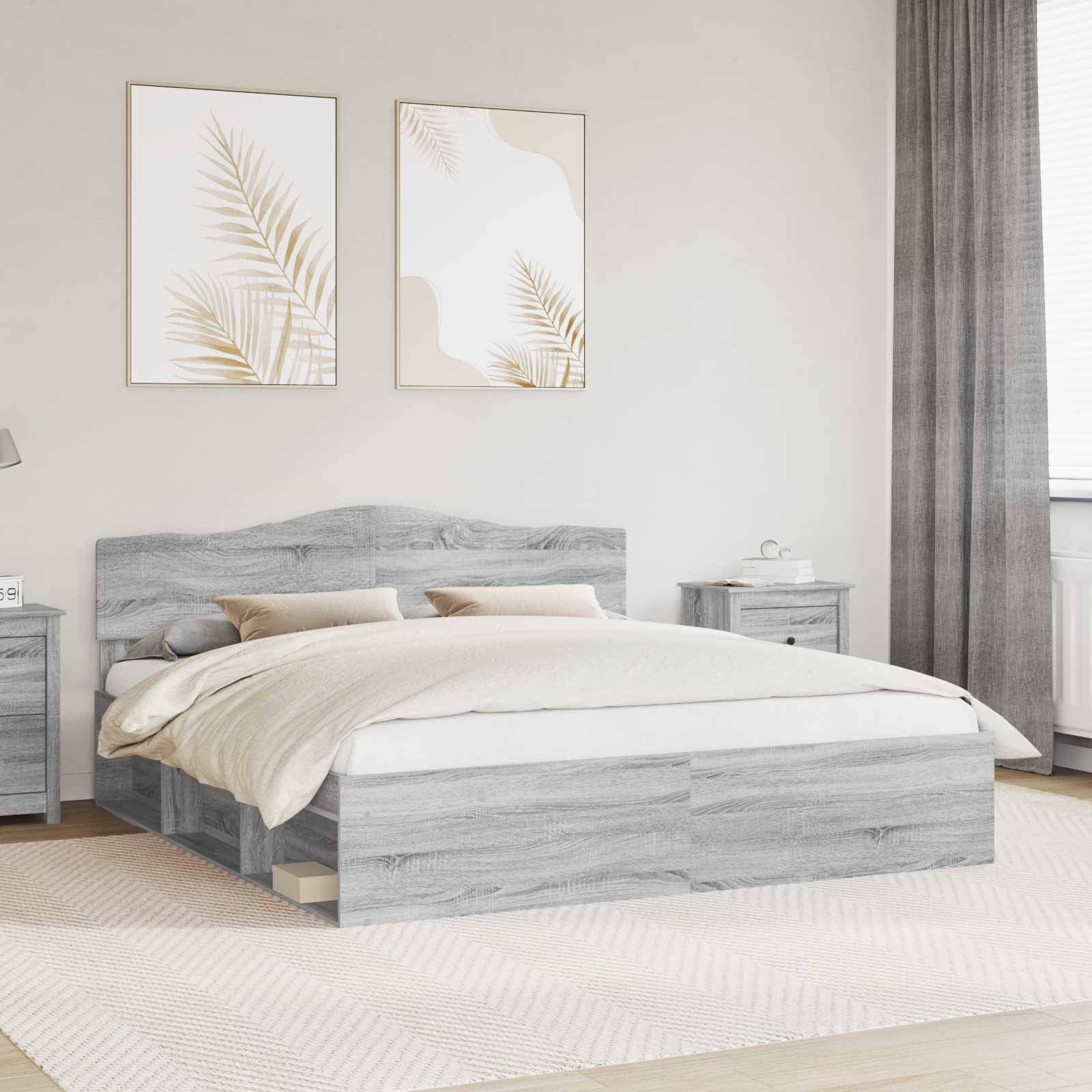 Ein modernes Schlafzimmer mit einem Bett aus grauem Holz, weißer Bettwäsche, zwei Nachttischen und gerahmter Blattkunst an der Wand. Sonnenlicht filtert durch die Vorhänge.