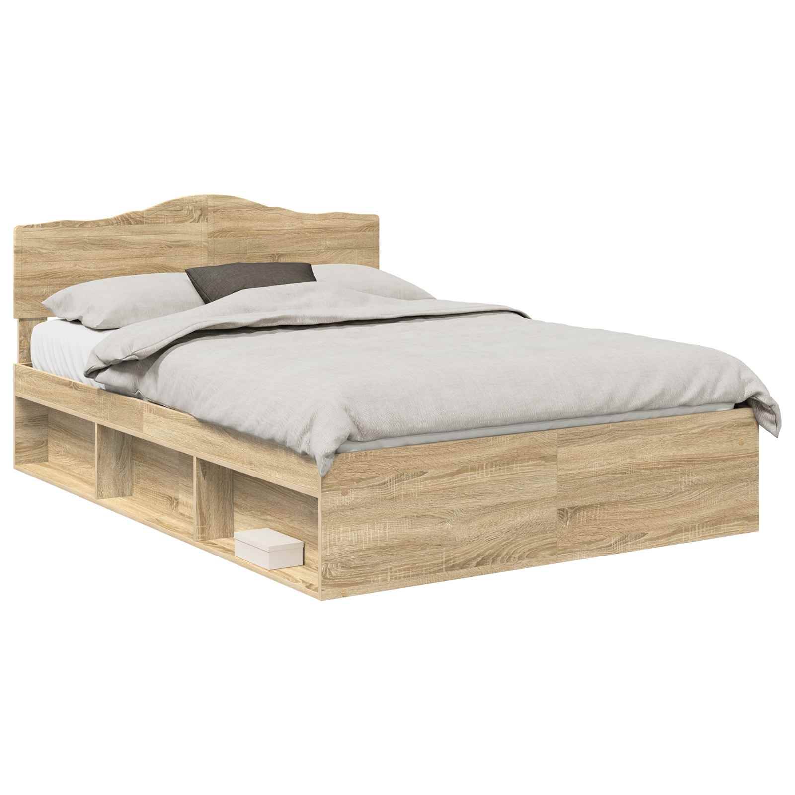 Ein Holzbettgestell mit Stauraumregalen darunter, bedeckt mit weißer Bettwäsche und Kissen, vor einem schlichten Hintergrund.