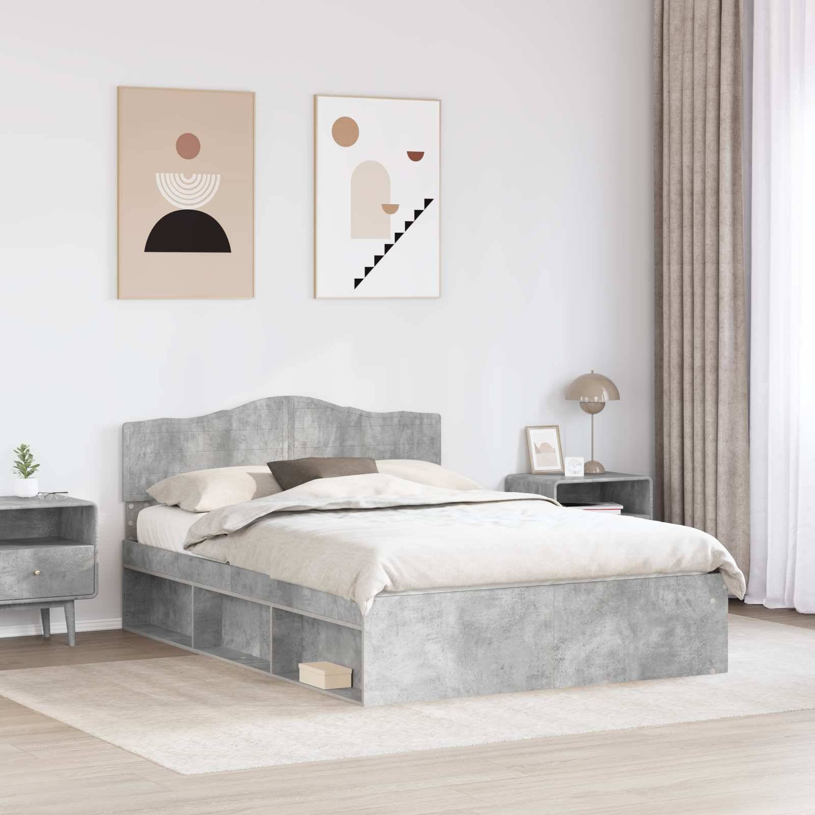 Ein modernes Schlafzimmer mit grauem Farbschema zeigt ein ordentlich gemachtes Bett, geometrische Kunstwerke an der Wand und einen Nachttisch mit einer Lampe und einer Pflanze.