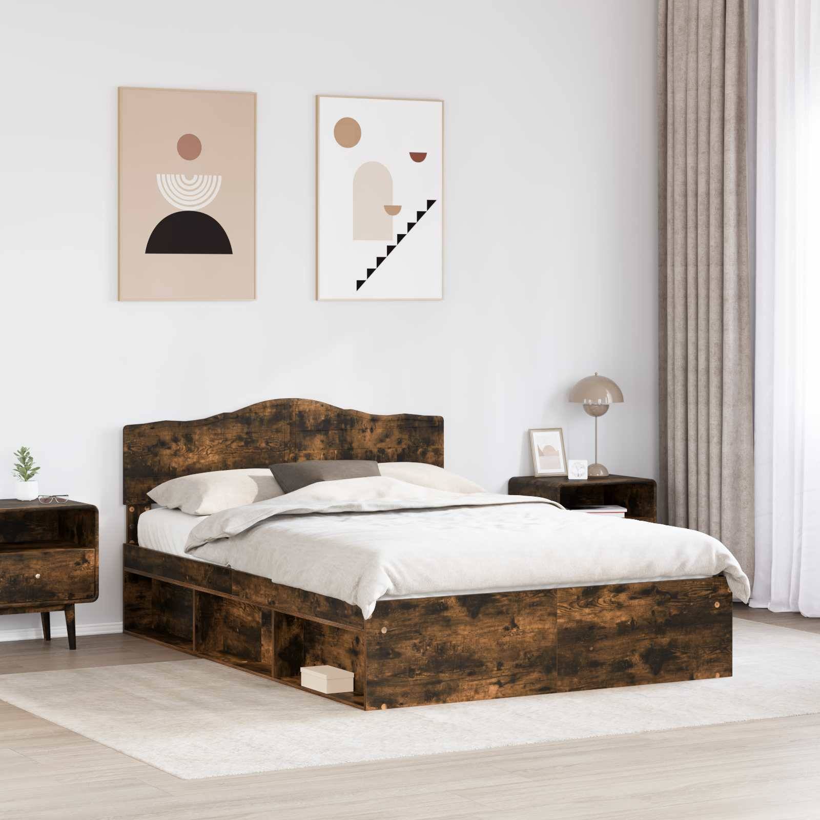 Ein Schlafzimmer mit einem modernen Bett, das eine rustikale Oberfläche, weiße Bettwäsche und Aufbewahrungsschubladen aufweist. Zwei abstrakte Kunstwerke an der Wand, ein Nachttisch mit einer Lampe und einer Pflanze komplettieren die Einrichtung.