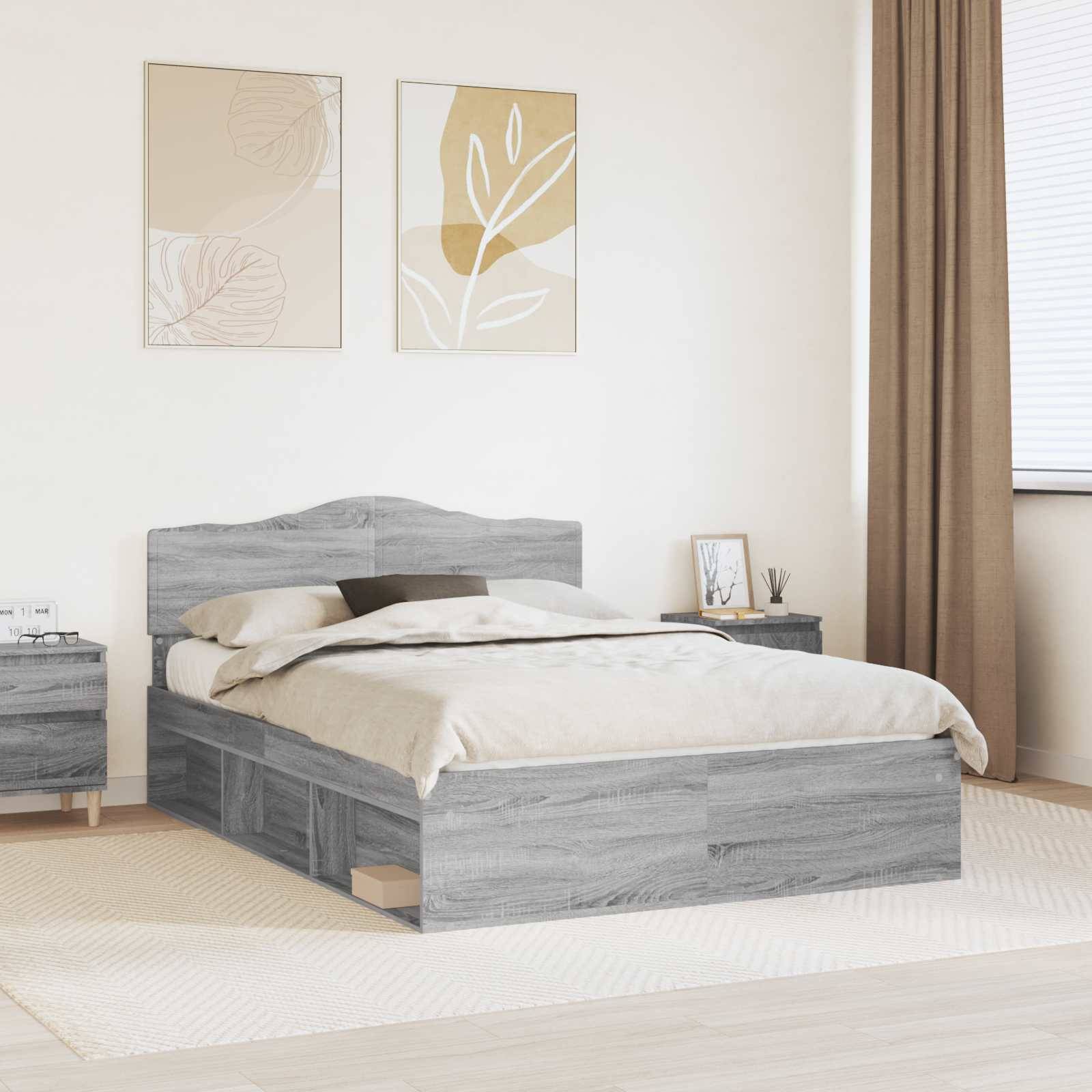 Ein minimalistisches Schlafzimmer zeigt ein graues Holzbett mit weißer Bettwäsche, einen passenden Nachttisch, abstrakte Wandkunst und einen hohen Vorhang.
