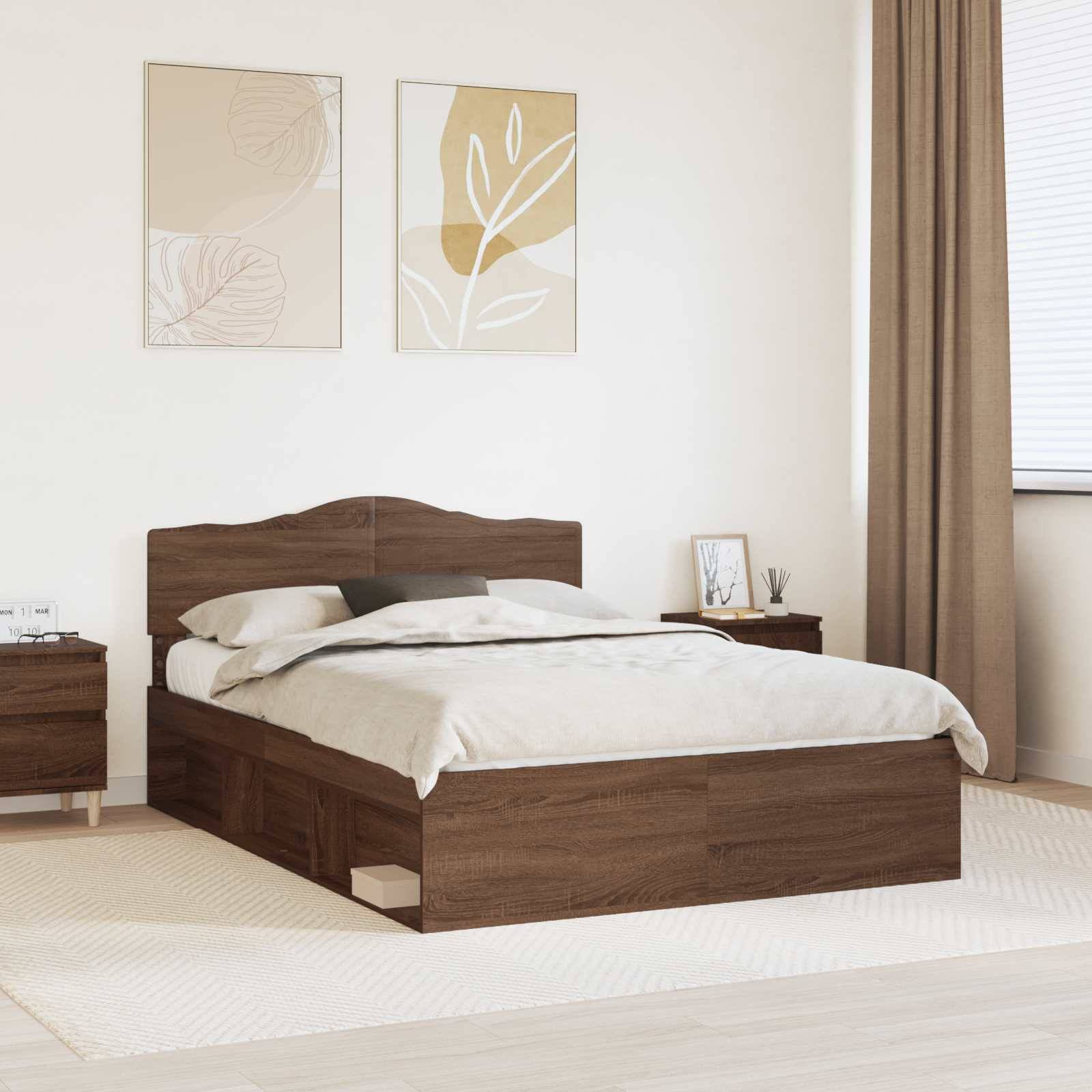 Ein modernes Schlafzimmer mit einem Holz-Doppelbett, weißer Bettwäsche und zwei Nachttischen. Minimalistische Kunst hängt an der Wand, durchflutet von natürlichem Licht.