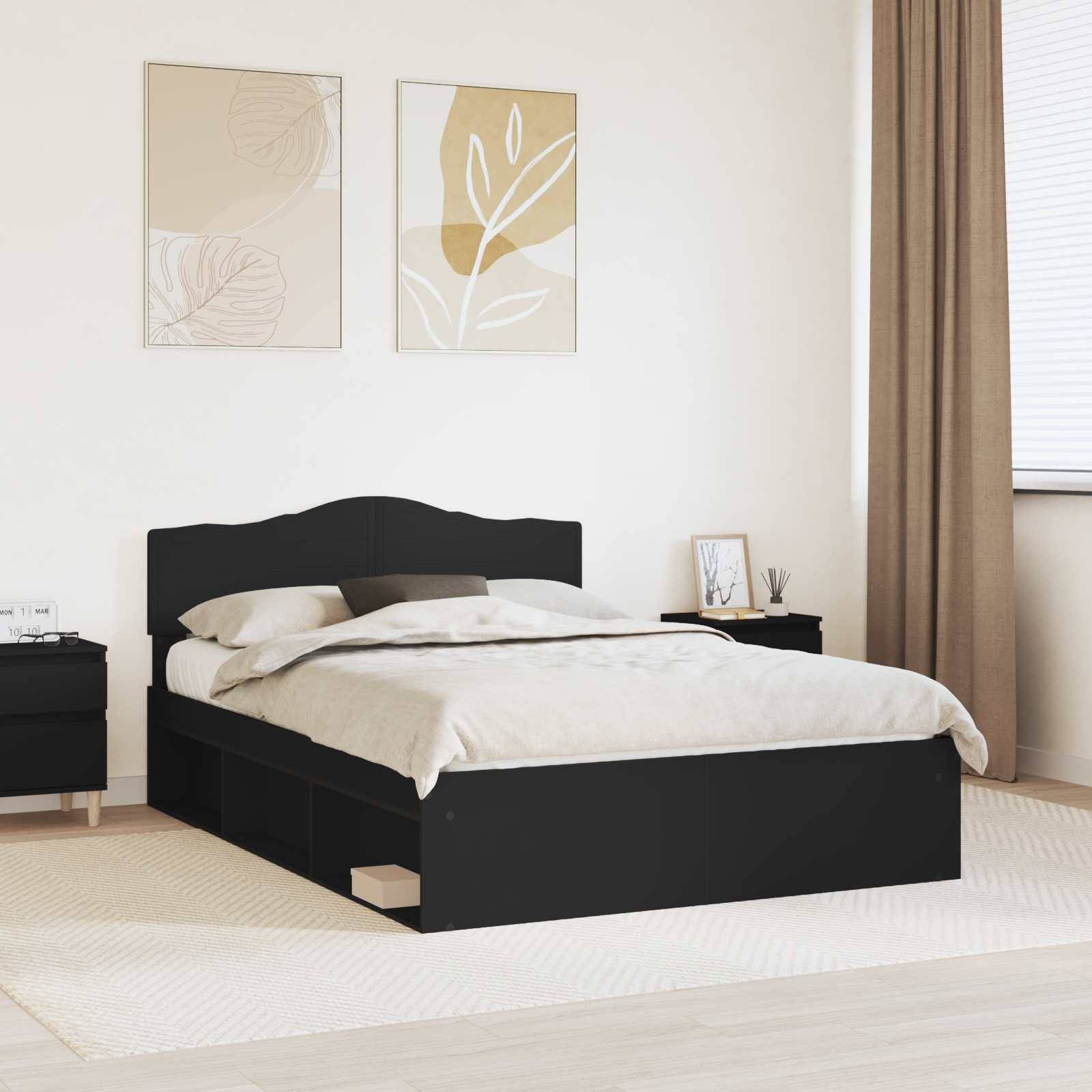 Ein modernes Schlafzimmer mit einem schwarzen Bett, beigefarbener Bettwäsche und zwei minimalistischen Wandkunstwerken. Ein Nachttisch trägt Bücher und eine Lampe neben einem Fenster.