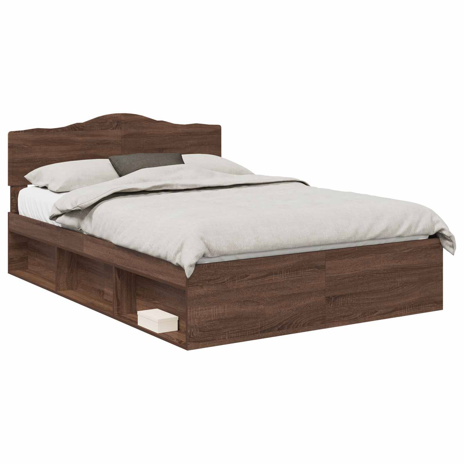 Ein Holzbett mit Kopfteil ist mit hellgrauer Bettwäsche und Kissen ausgestattet. Am Fuß des Bettes ist Stauraum mit Fächern zu sehen.
