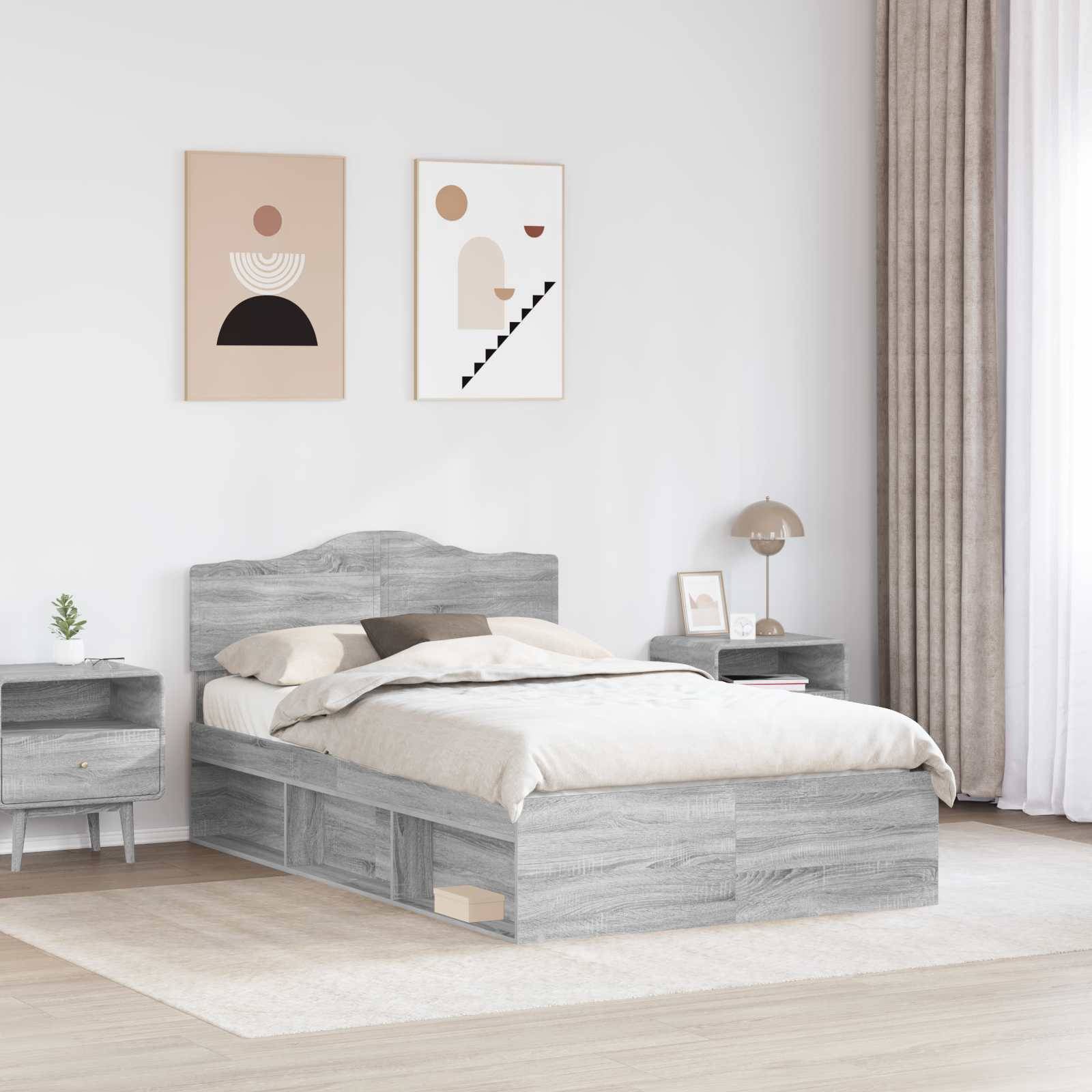 Ein minimalistisches Schlafzimmer mit einem grauen Holzbett, zwei Nachttischen und abstrakten Kunstwerken an der Wand. Natürliches Licht filtert durch beige Vorhänge.