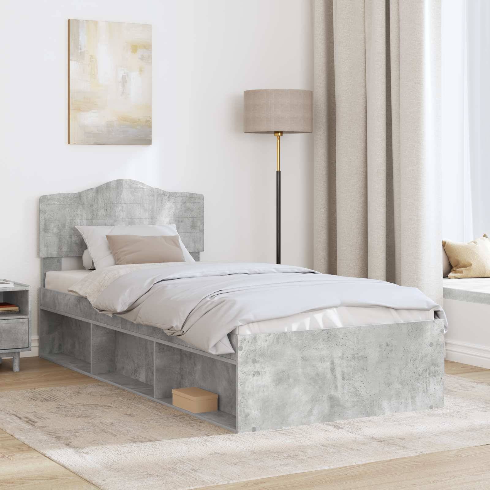 Modernes Schlafzimmer mit einem grauen Bett, das Stauraummöglichkeiten bietet, beigefarbener Bettwäsche, einer Stehlampe und einer Fensterbank. Warme, neutrale Einrichtung.