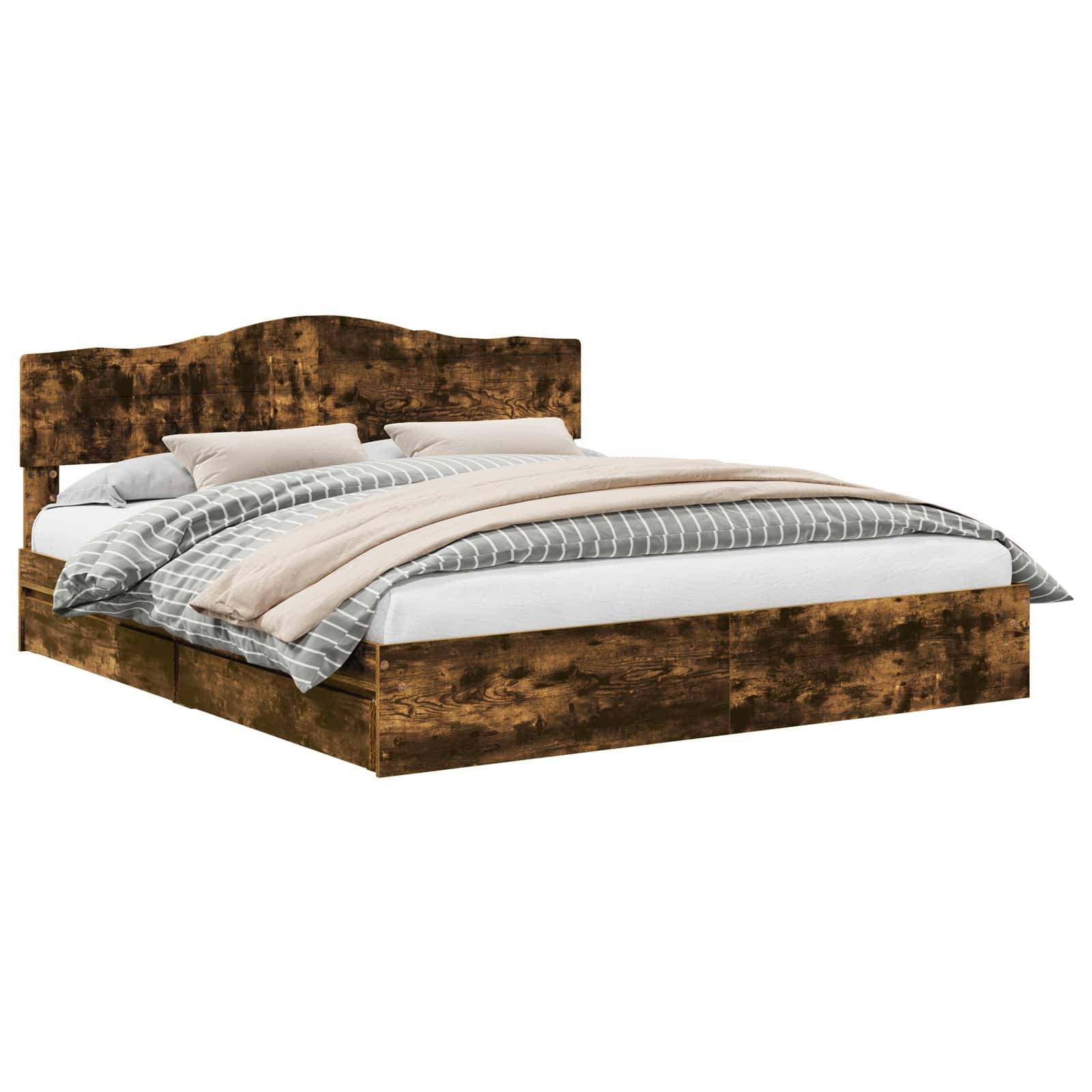 Ein Holz-Queensize-Plattformbett mit Kopfteil, versehen mit einem rustikalen braunen Finish. Es ist mit beigen Kissen und einer gestreiften Bettdecke ausgestattet.