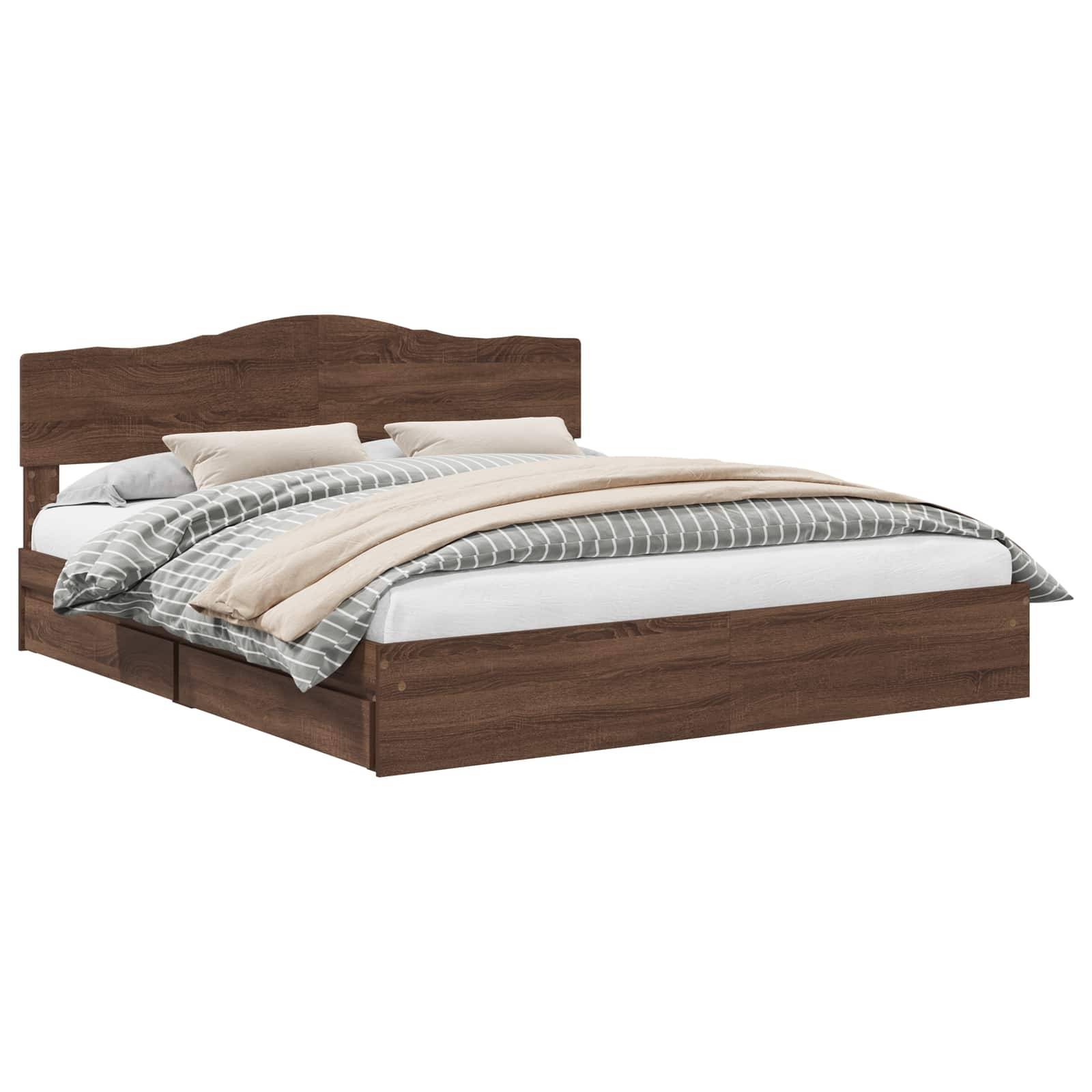Ein Holzbett mit einem Kopfteil und einem gestreiften Bettbezug. Das Bett ist ordentlich gemacht mit zwei beigen Kissen und einer grauen Decke.