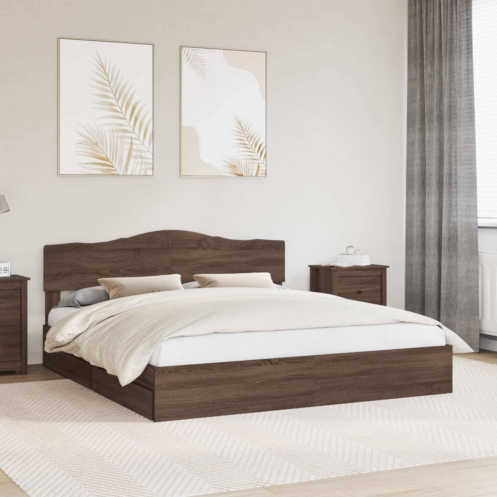 Ein modernes Schlafzimmer zeigt ein Holzbett mit beigefarbener Bettwäsche, flankiert von passenden Nachttischen, unter zwei botanischen Wandkunstwerken.